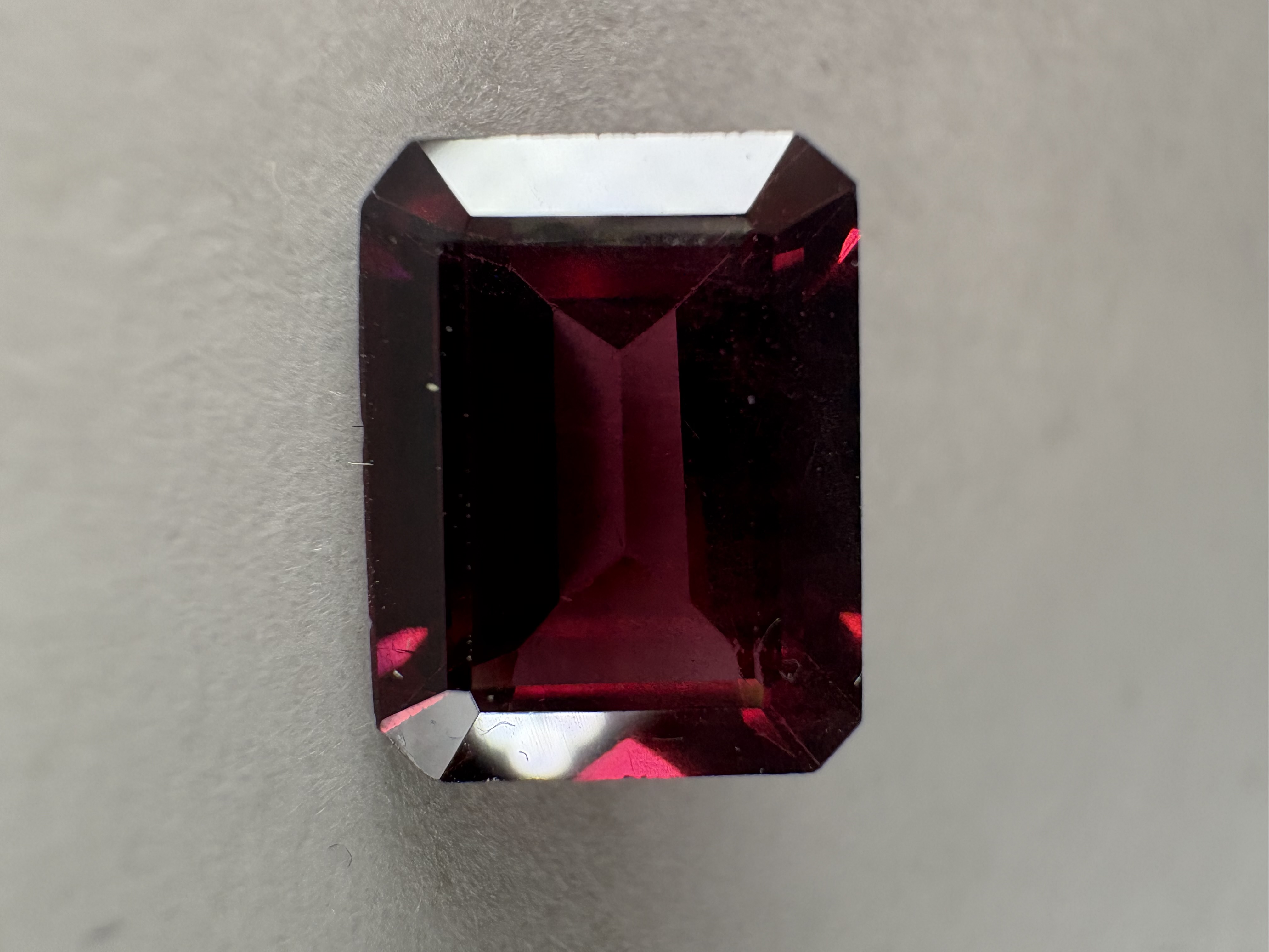 Grenat rouge taille émeraude 1,25 Carats