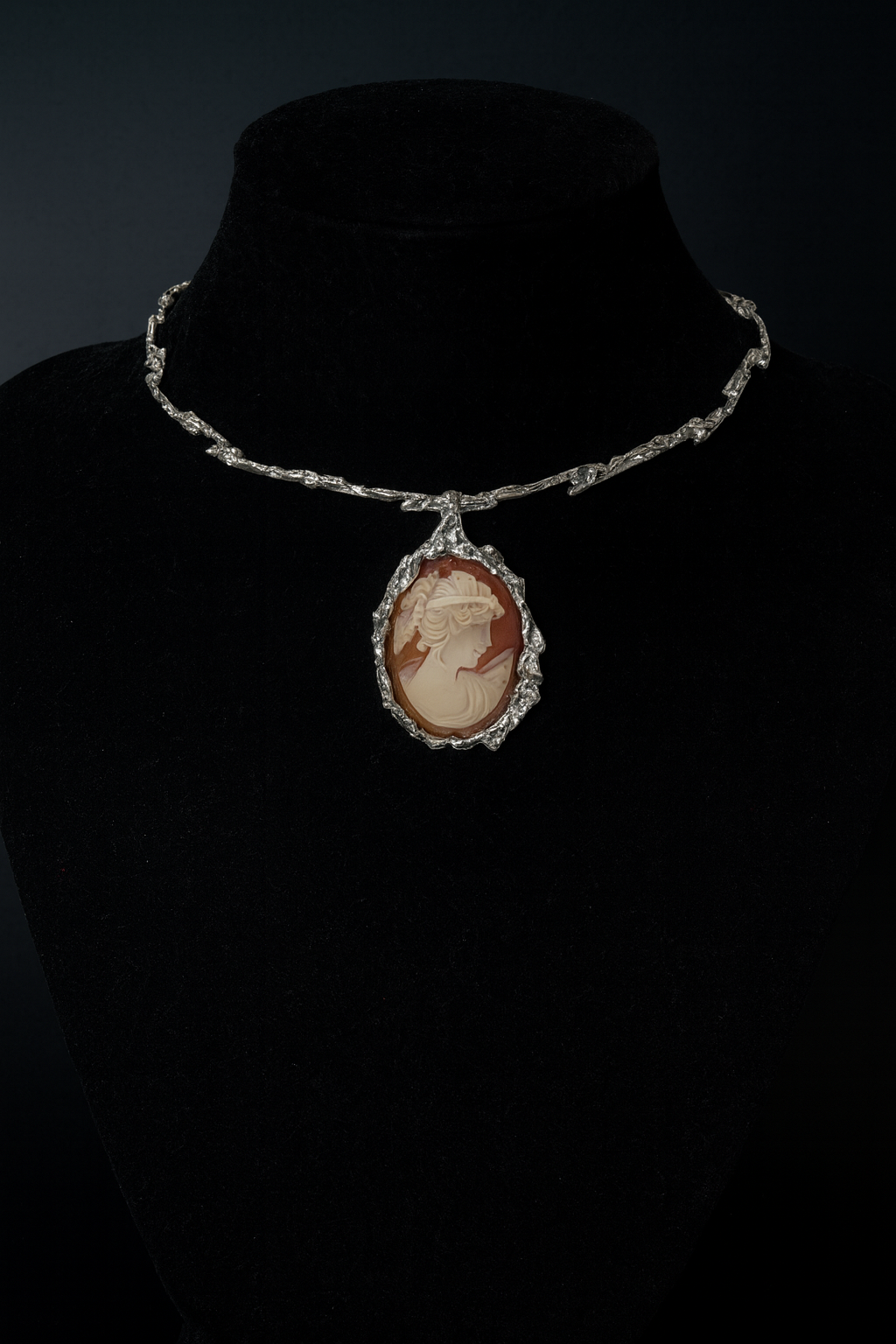 Torque camée en argent granité 