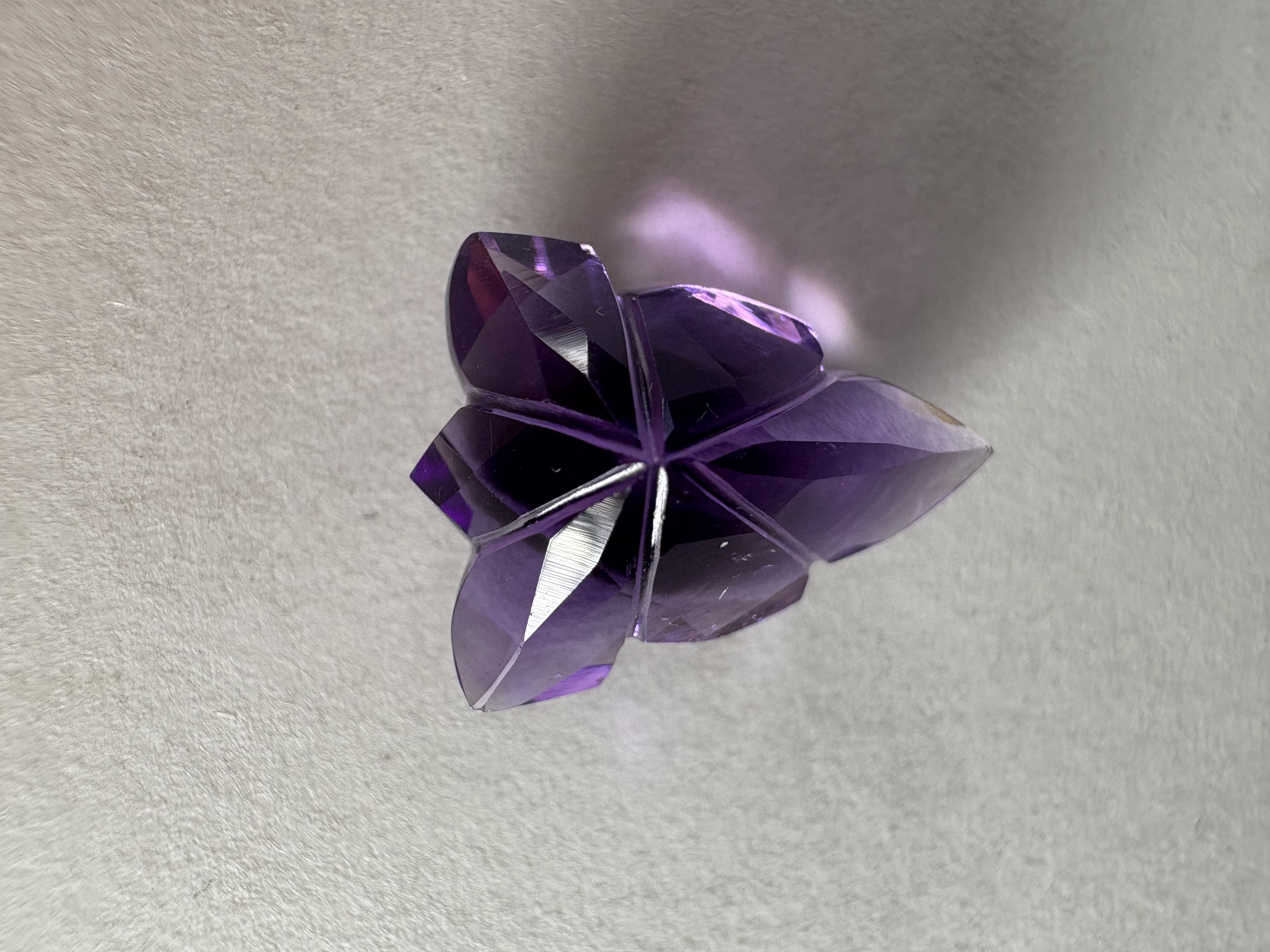 Améthyste taillée en forme de feuille 6,05 Carats