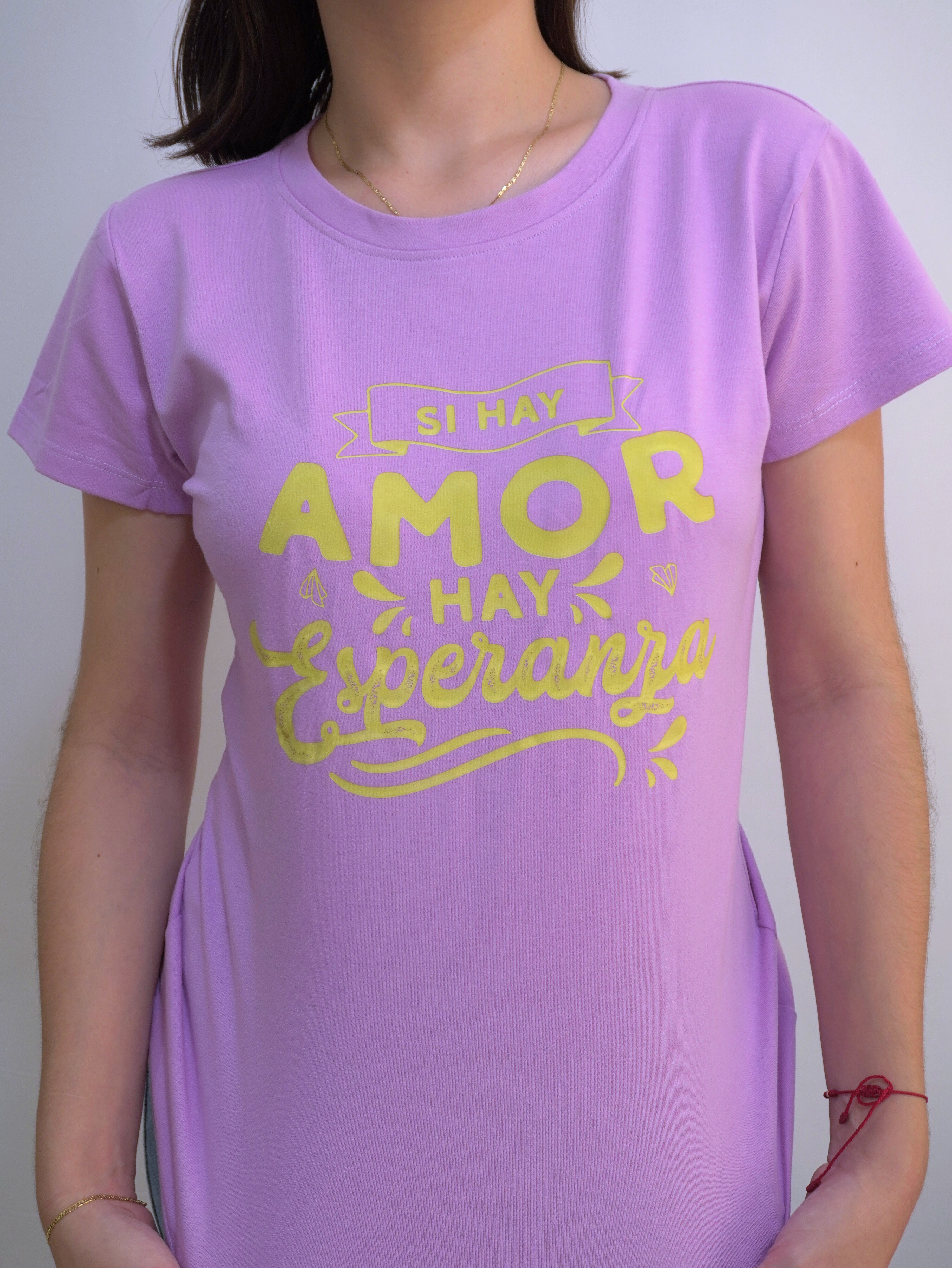 Camiseta lila con frase motivacional