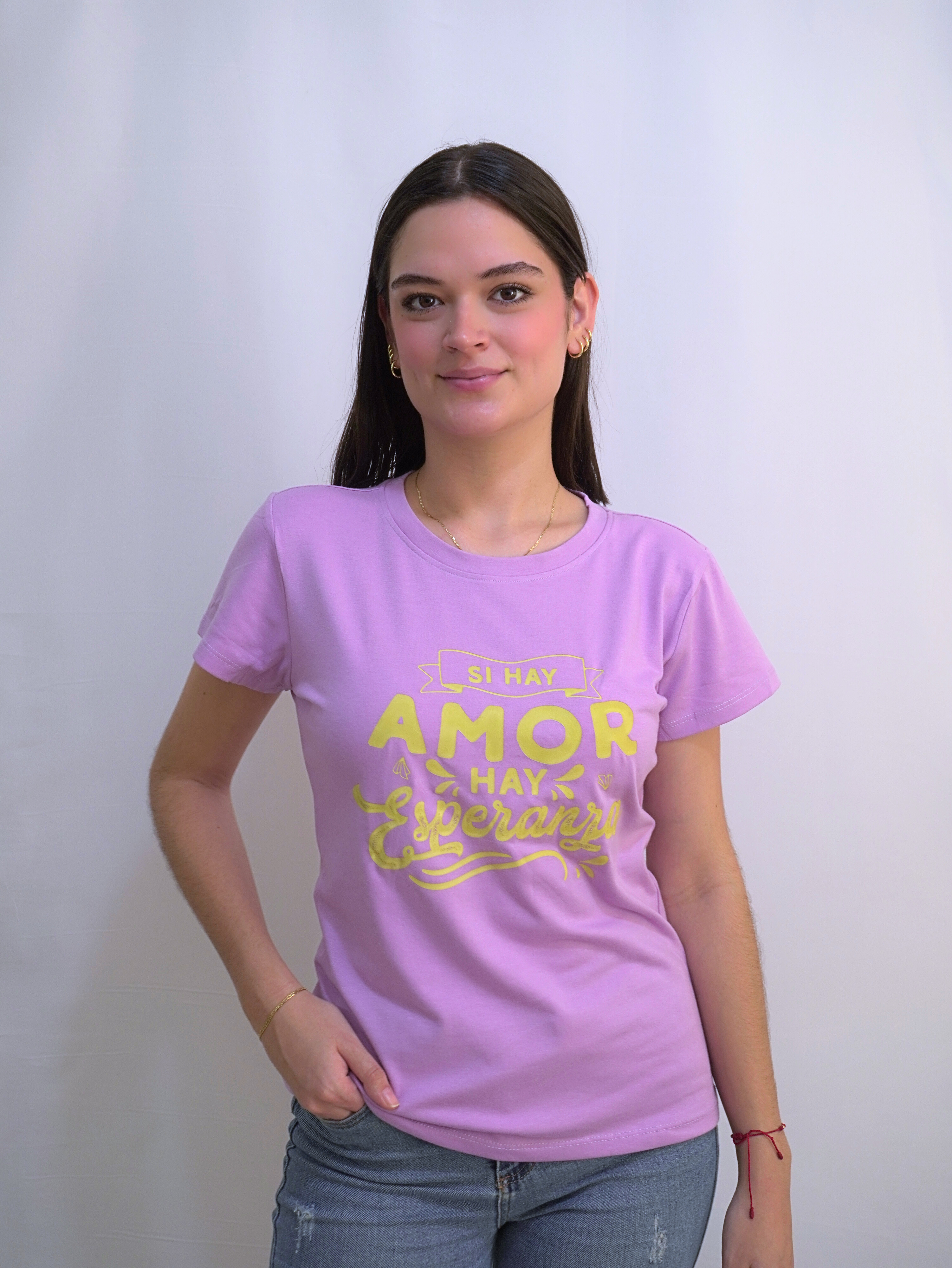 Camiseta lila con frase motivacional