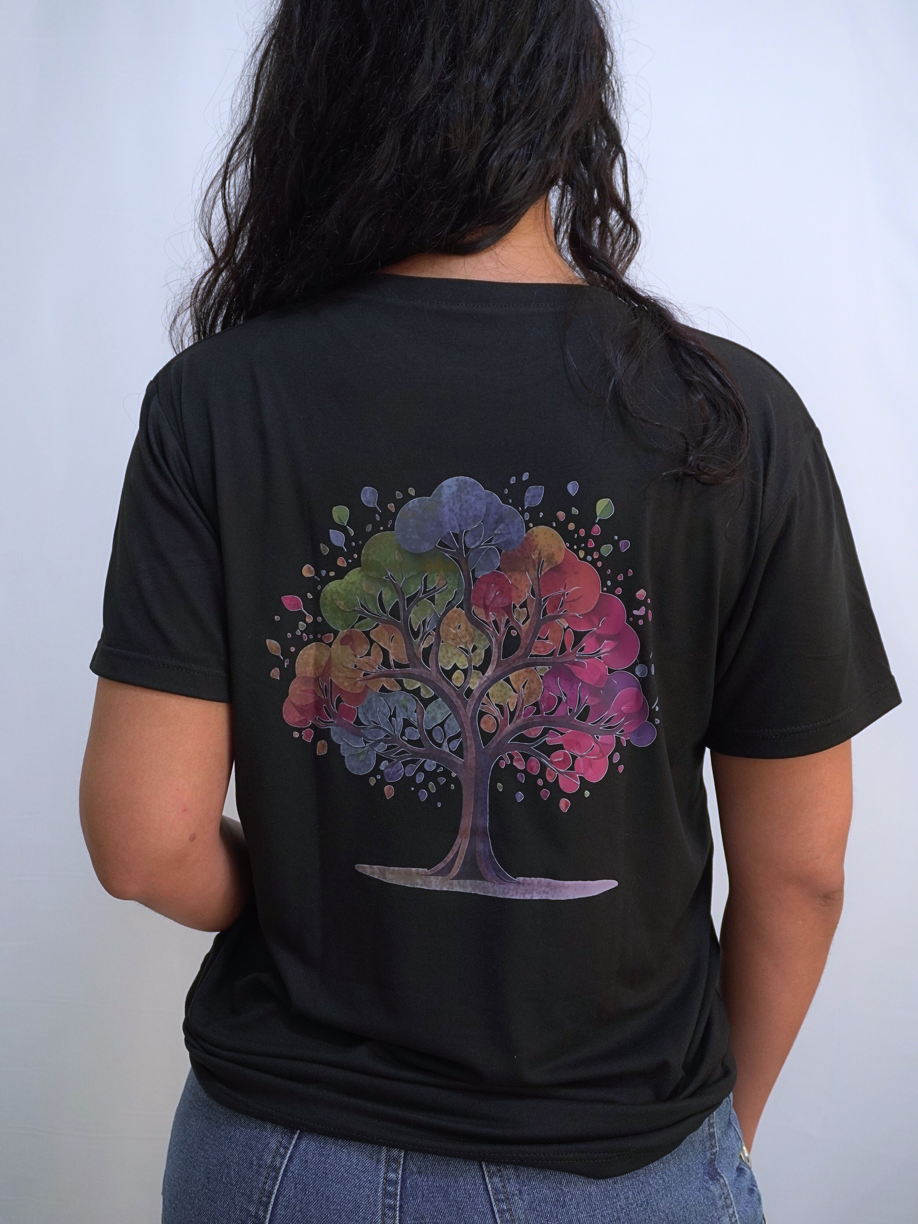Camiseta negra con diseño colorido