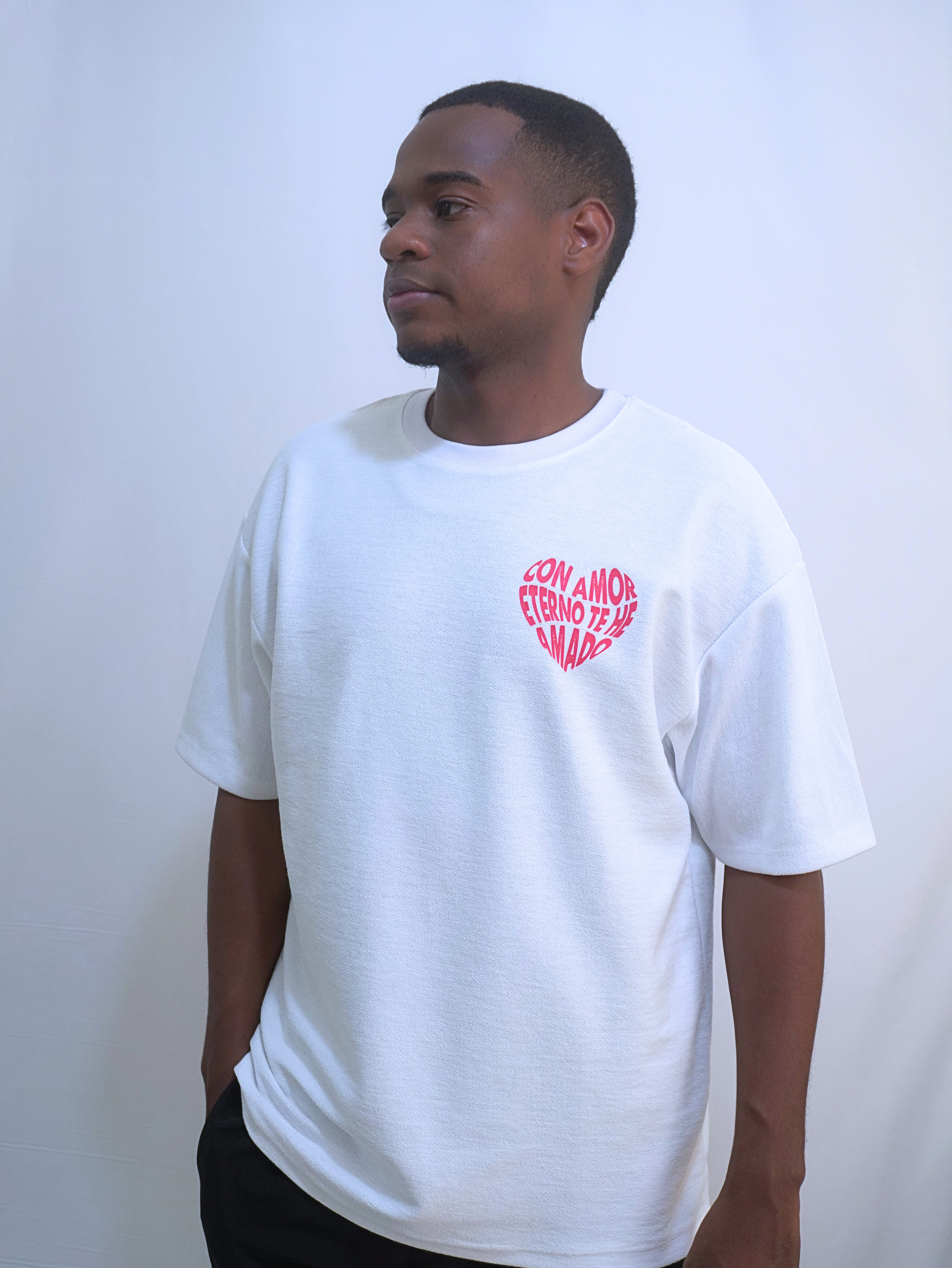 Camiseta blanca con diseño de corazón