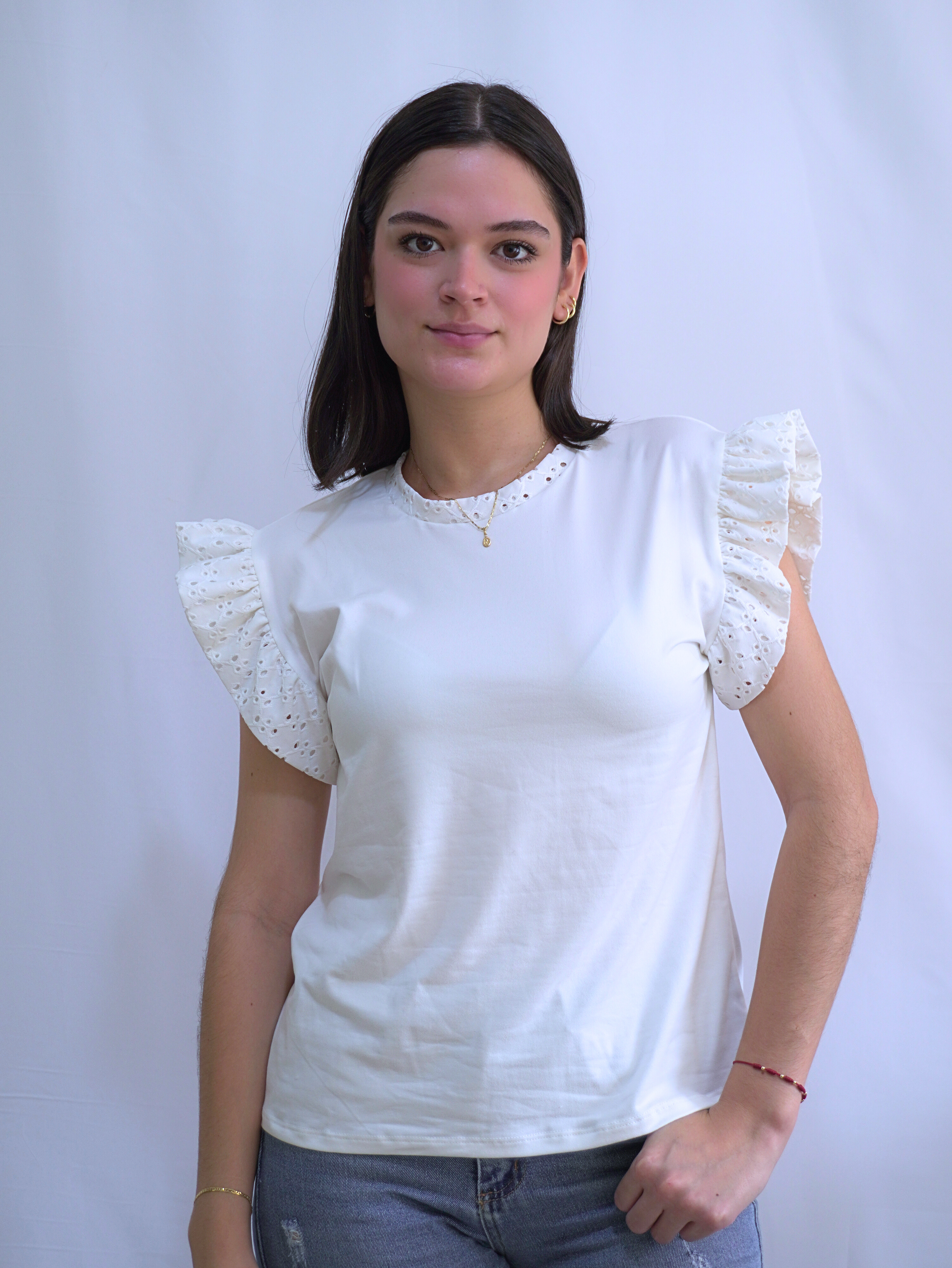 Blusa blanca con mangas de volantes