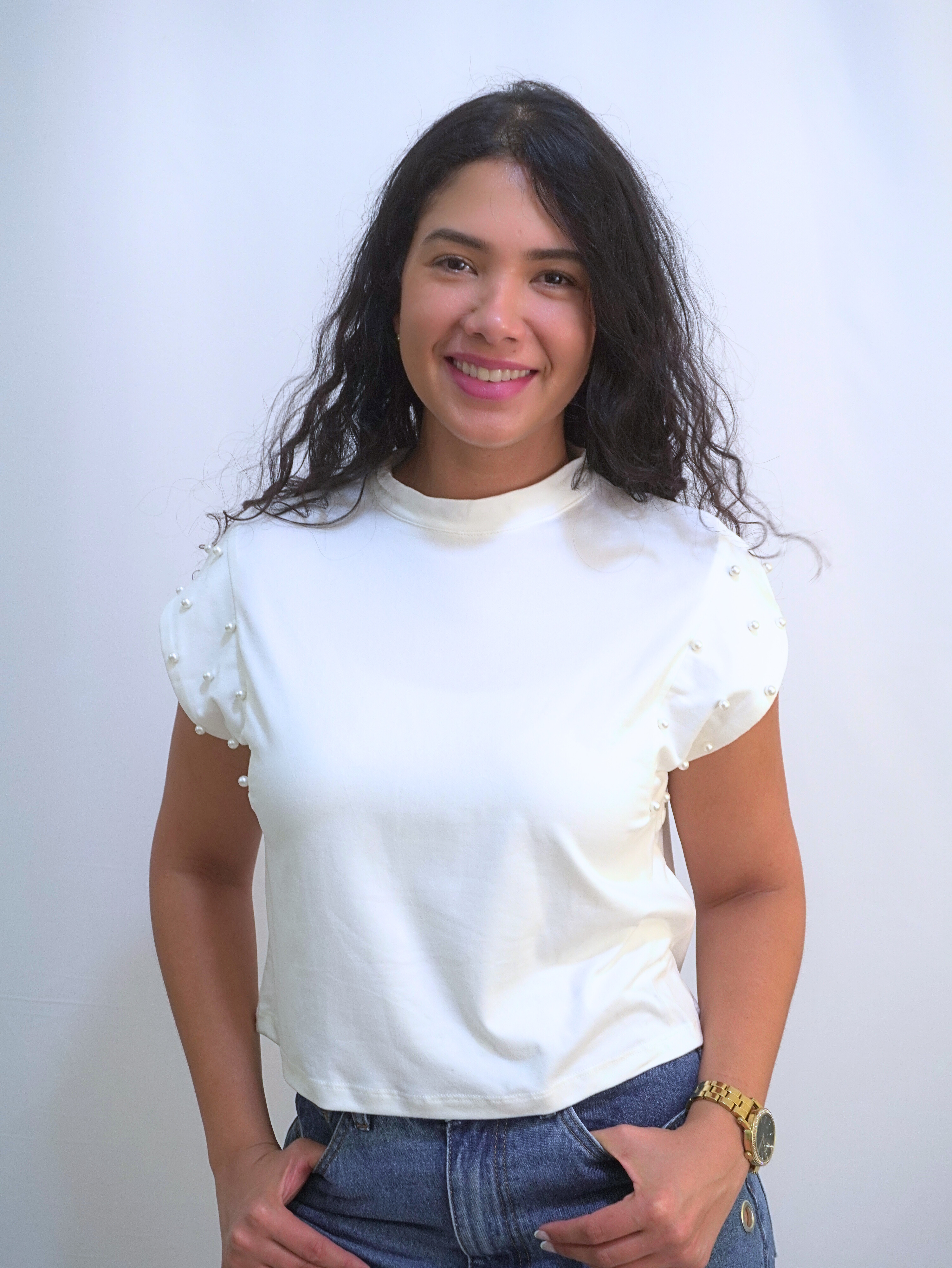 Blusa blanca de manga perlas