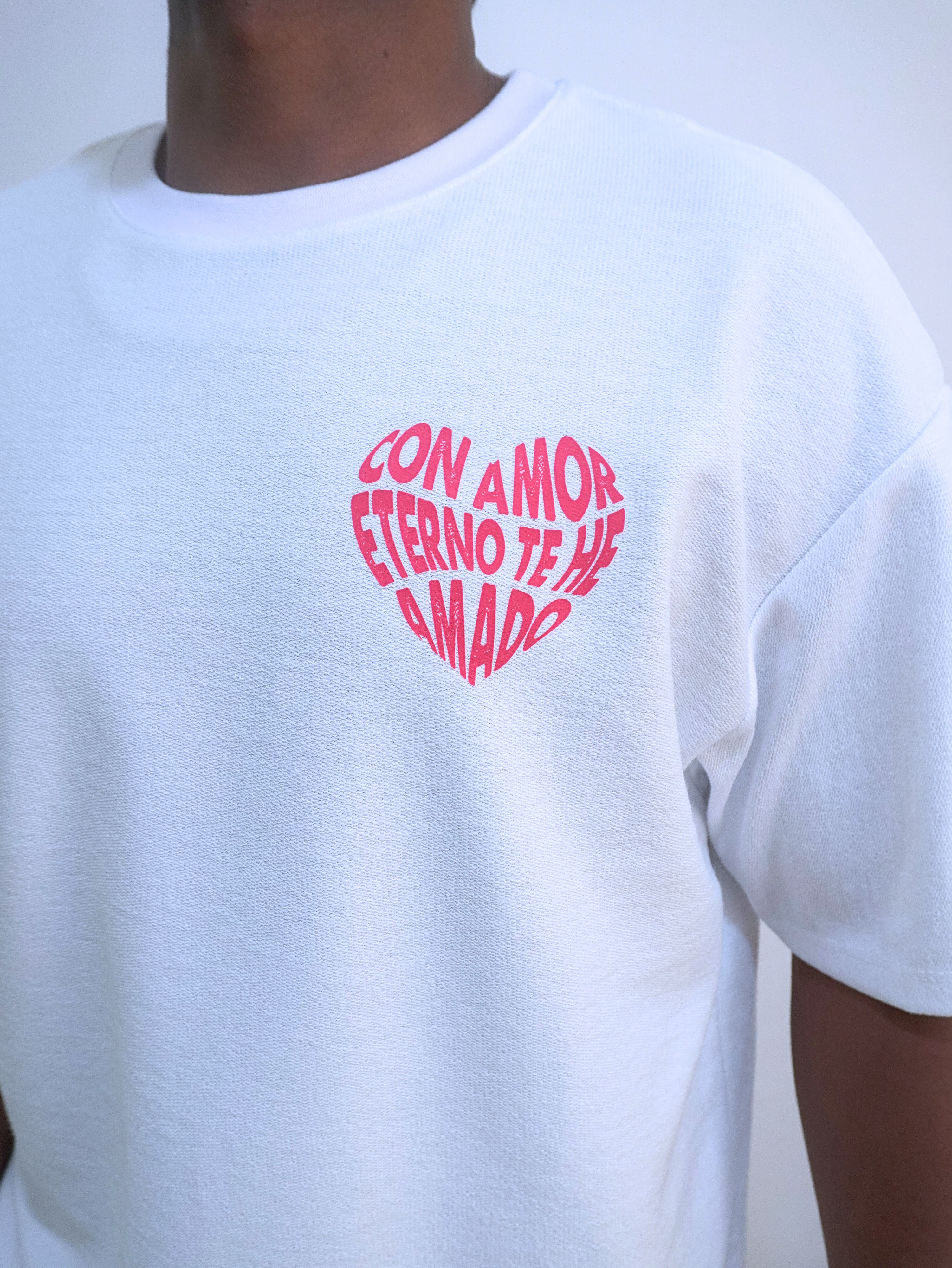 Camiseta blanca con diseño de corazón