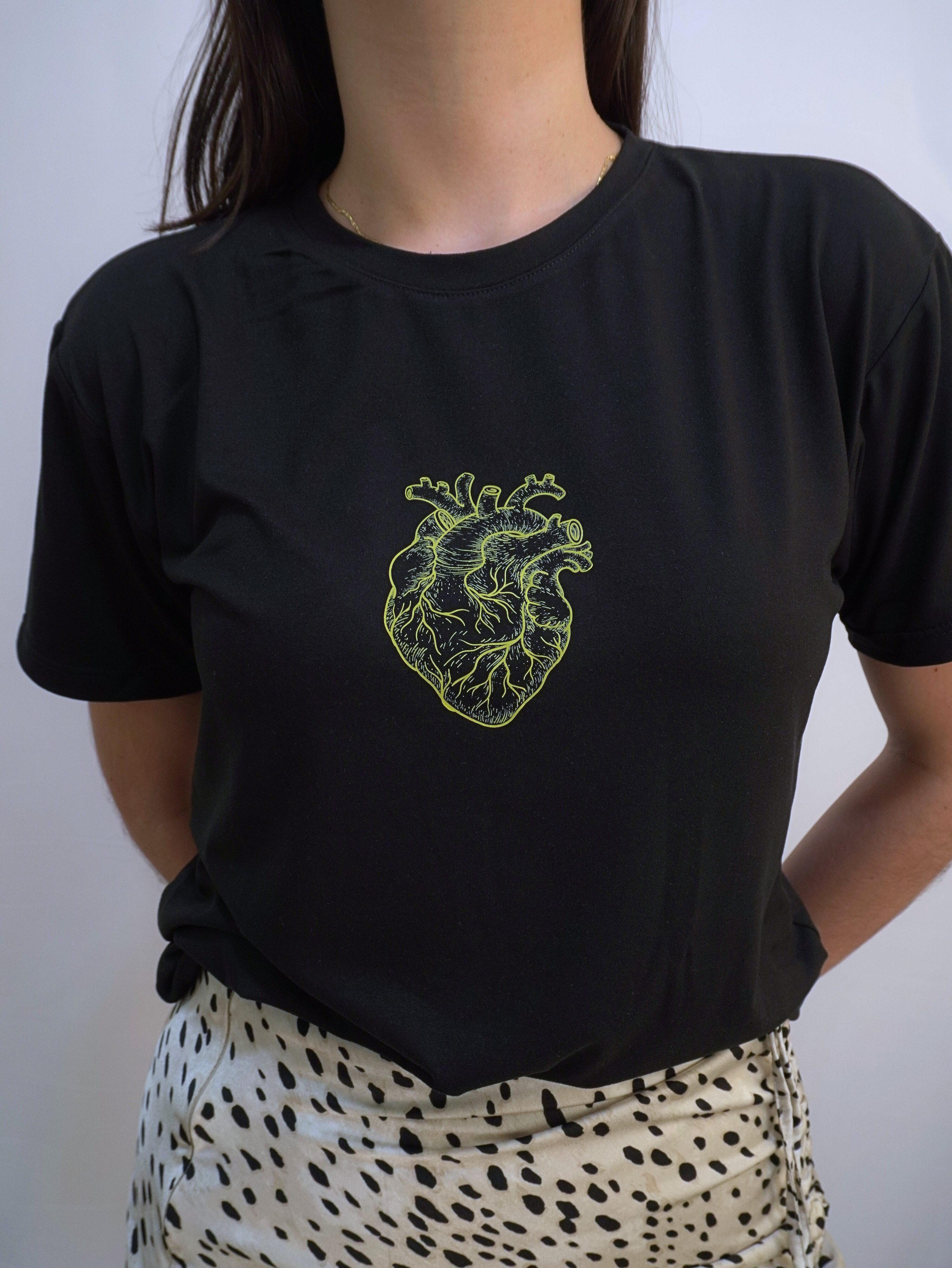 Camiseta negra con bordado