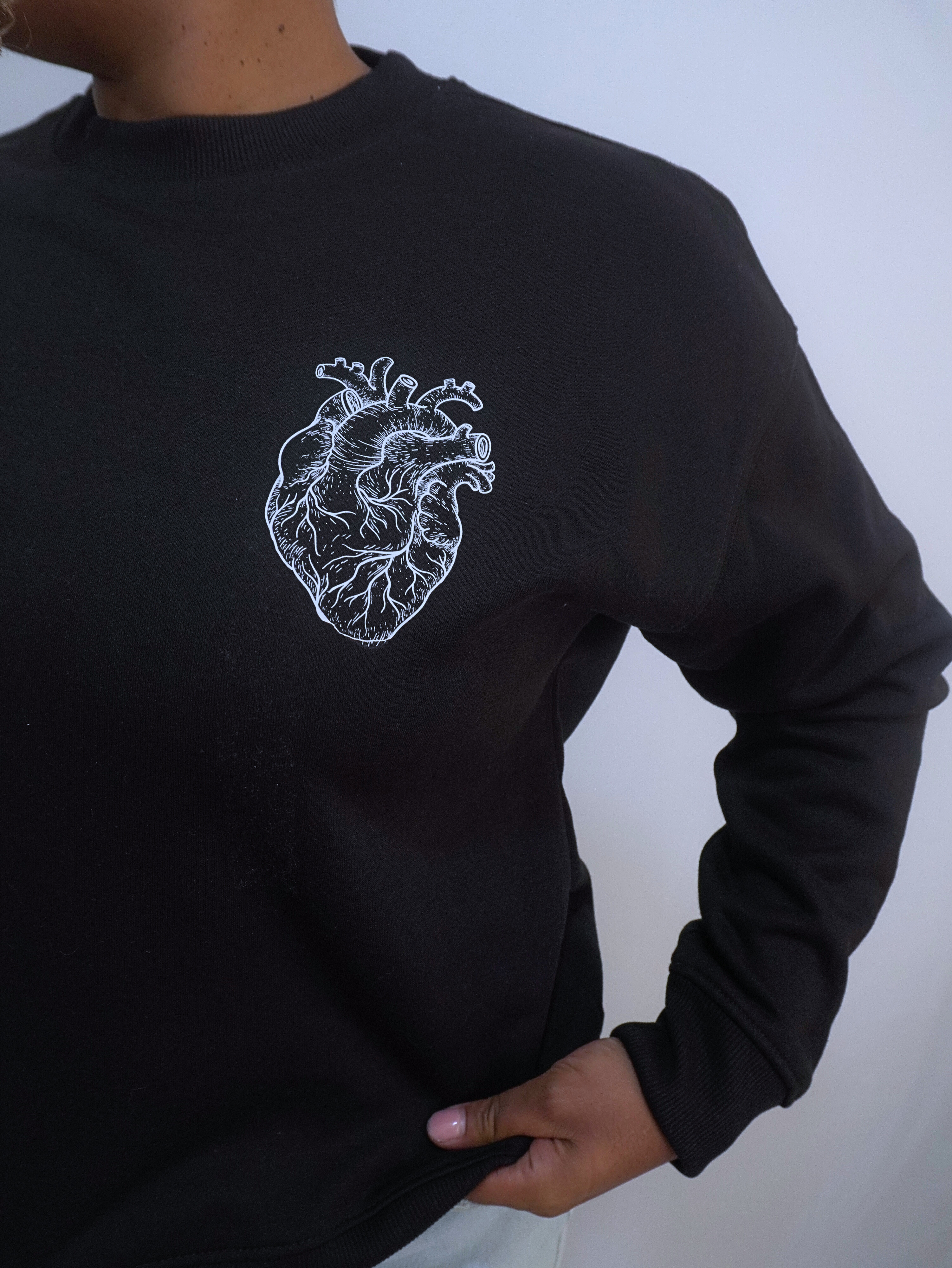 Saco negra con estampado de corazón