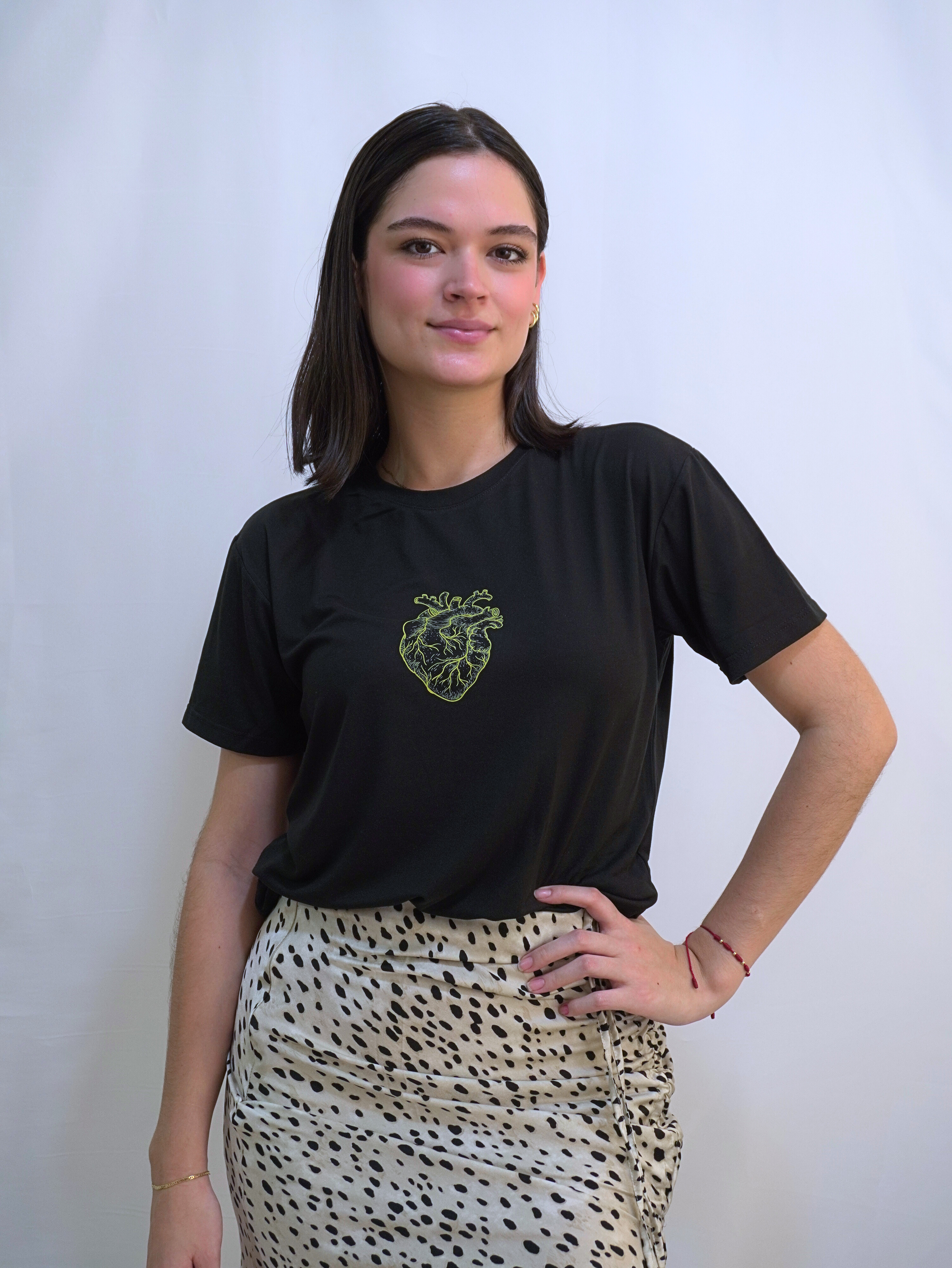 Camiseta negra con bordado