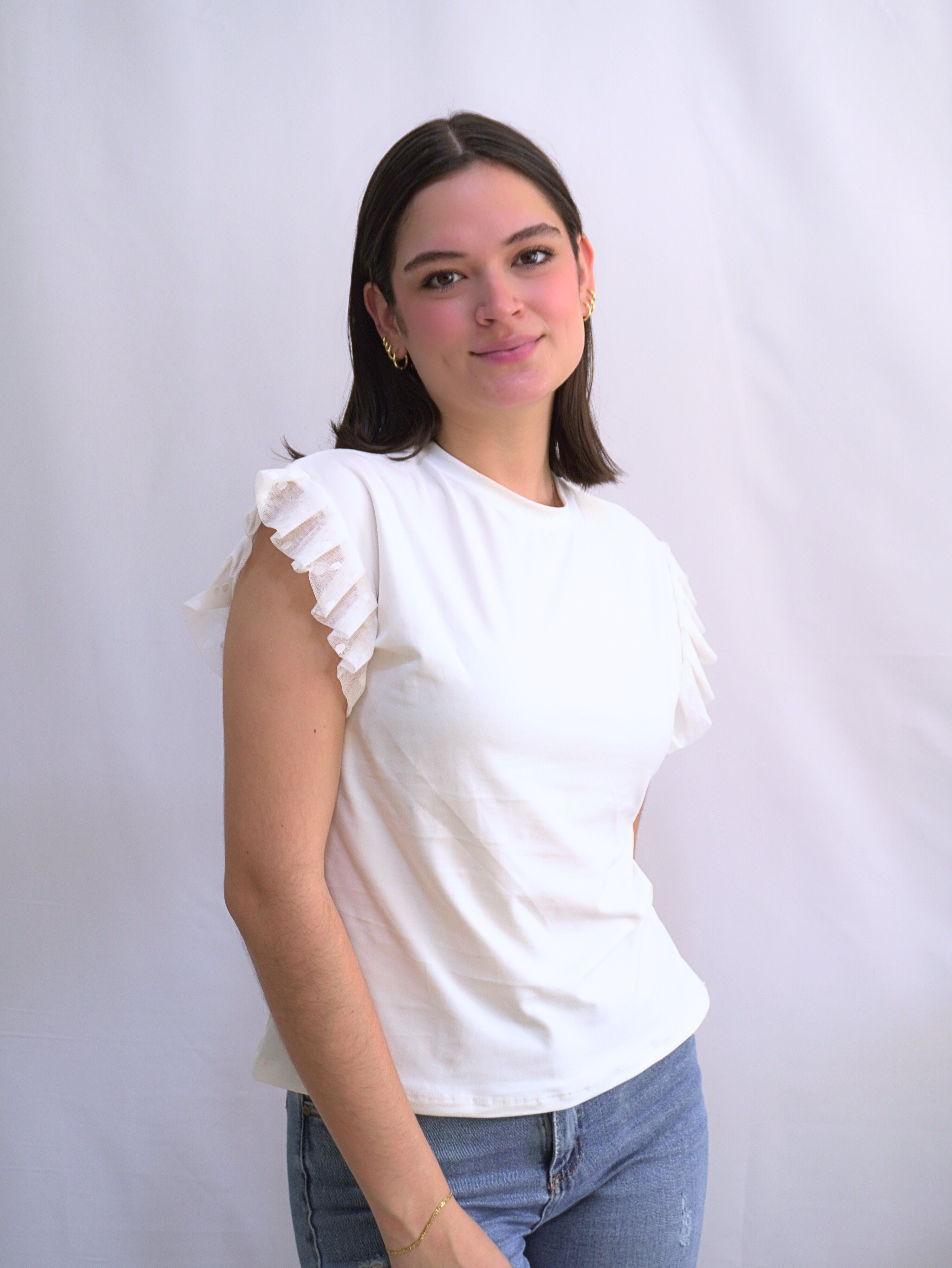 Blusa blanca con mangas de volantes