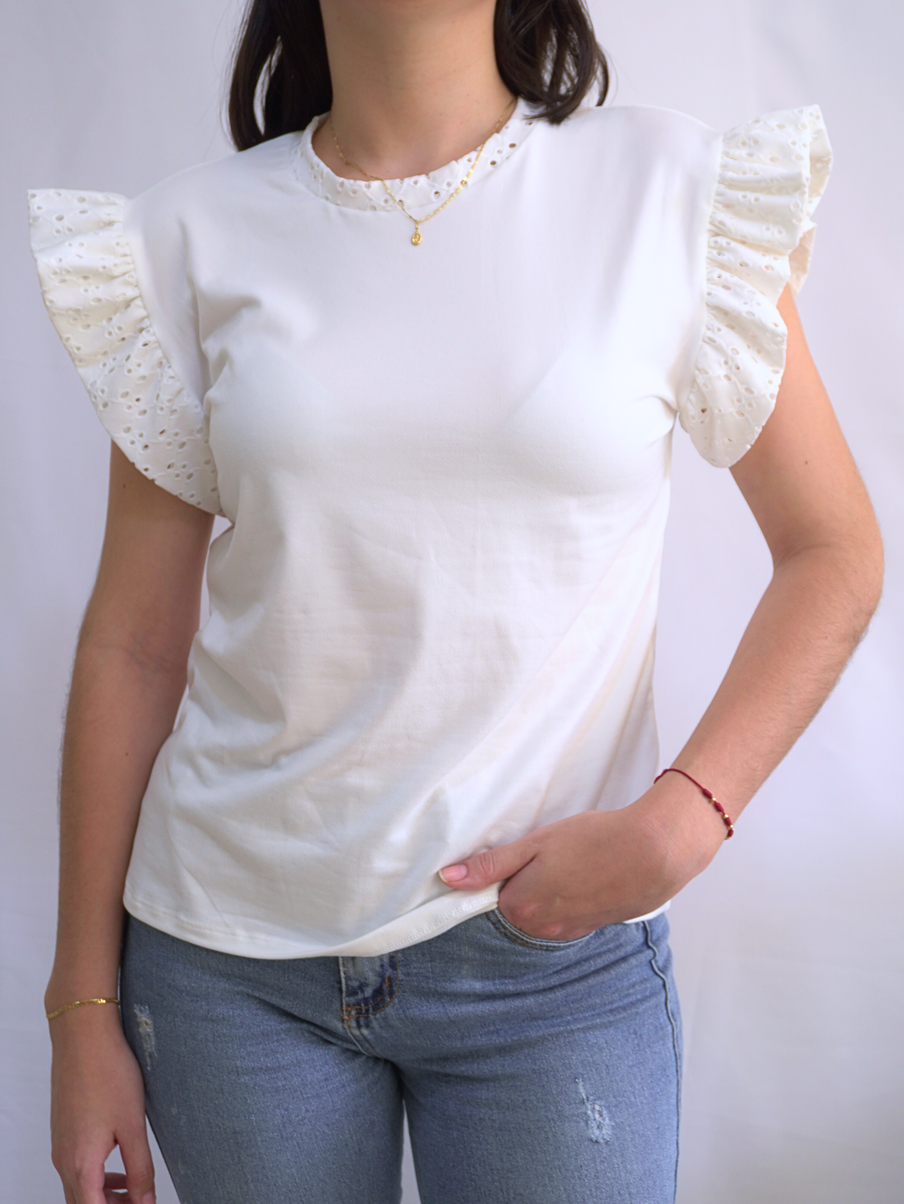 Blusa blanca con mangas de volantes