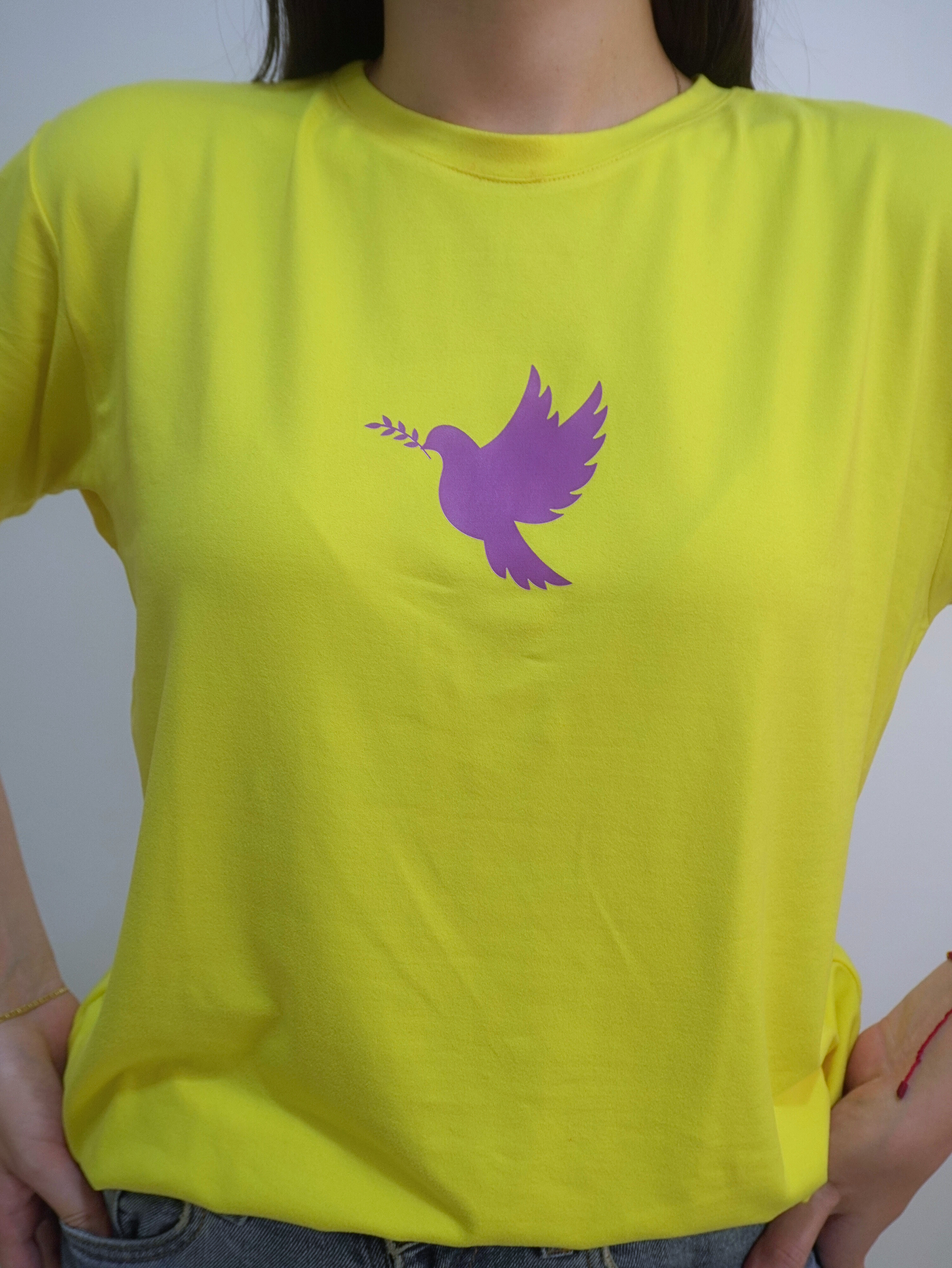 Camiseta amarilla con estampado de paloma