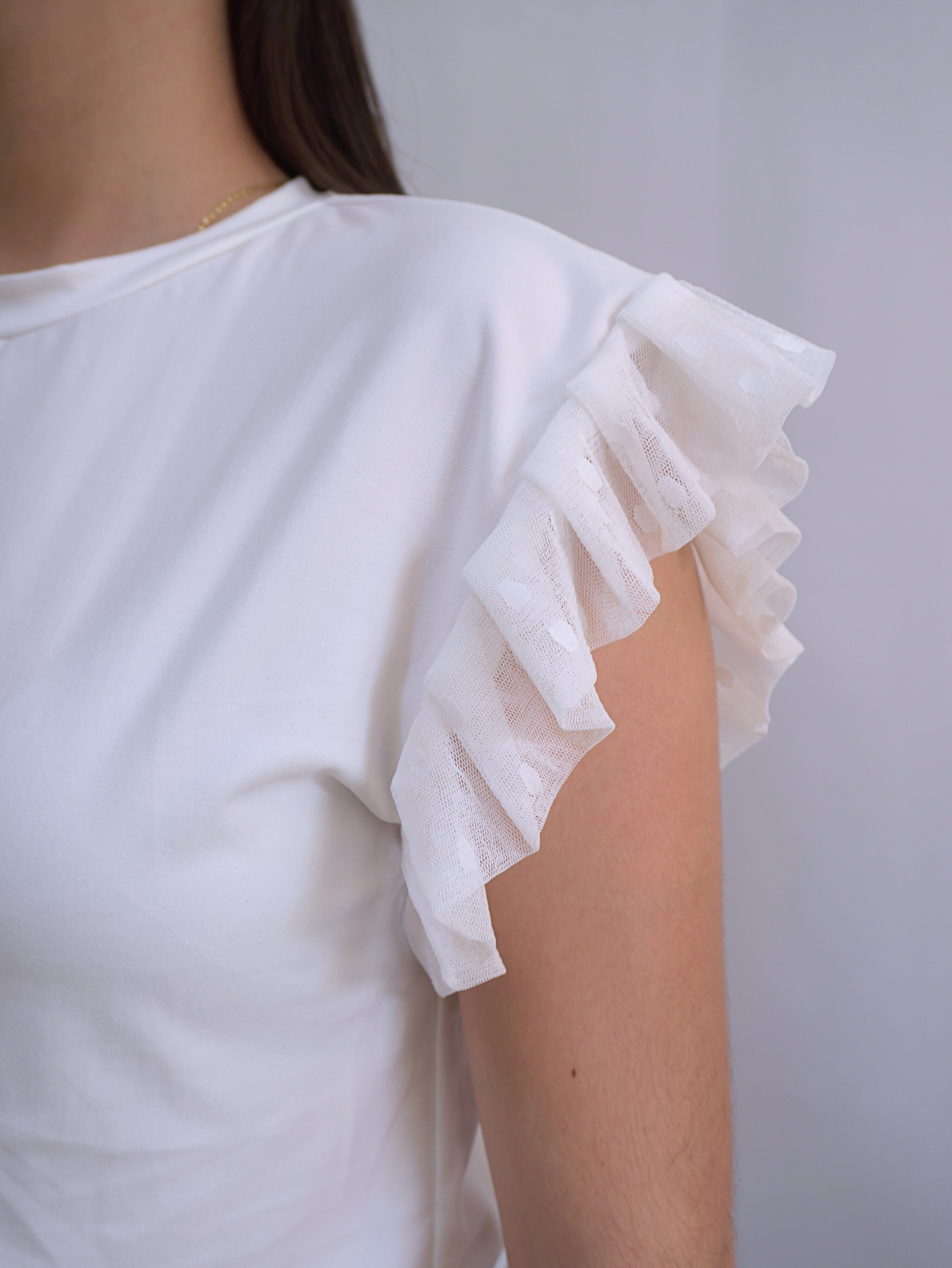Blusa blanca con mangas encaje