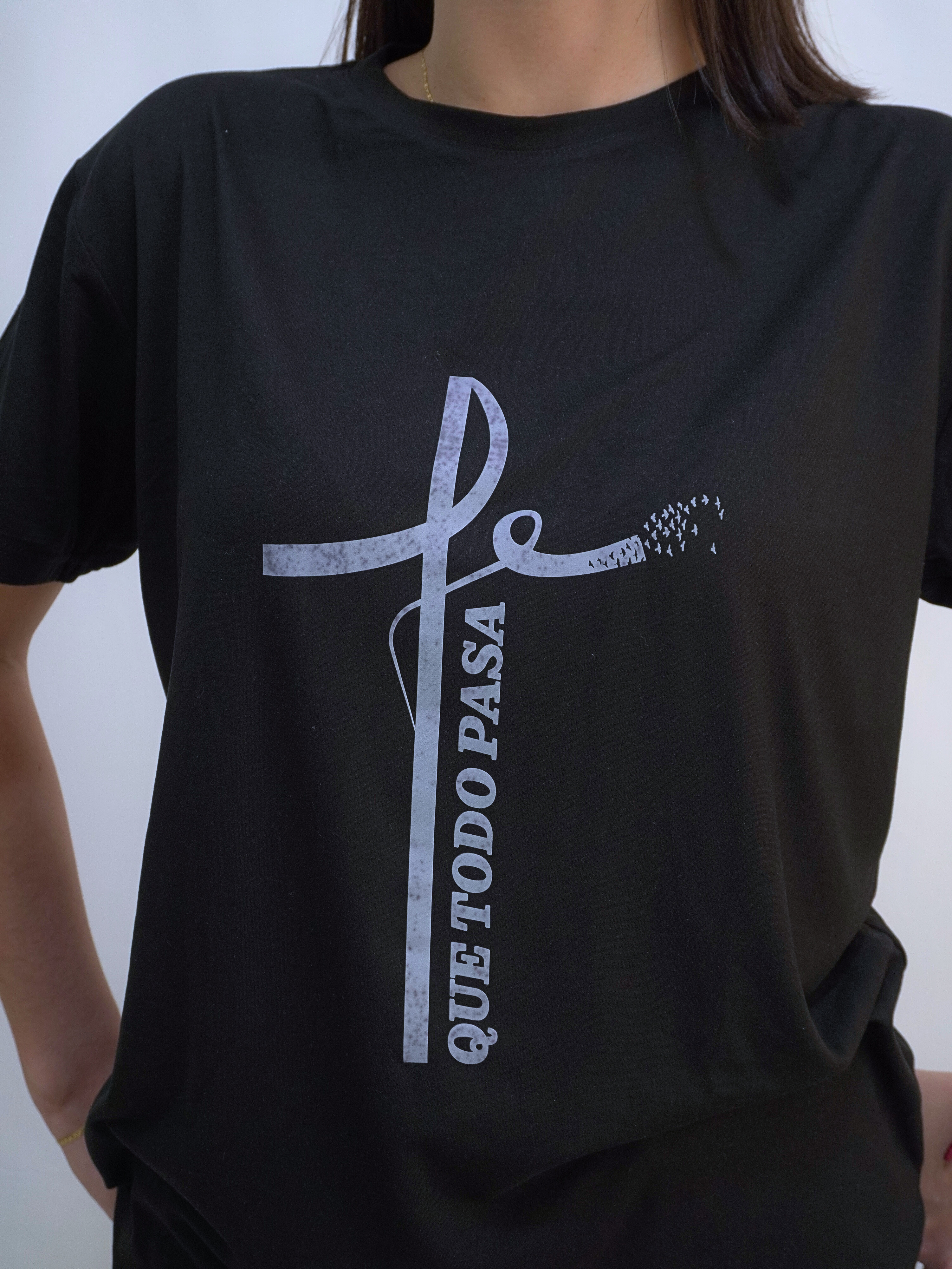 Camiseta negra 'Fe, que todo pasa'