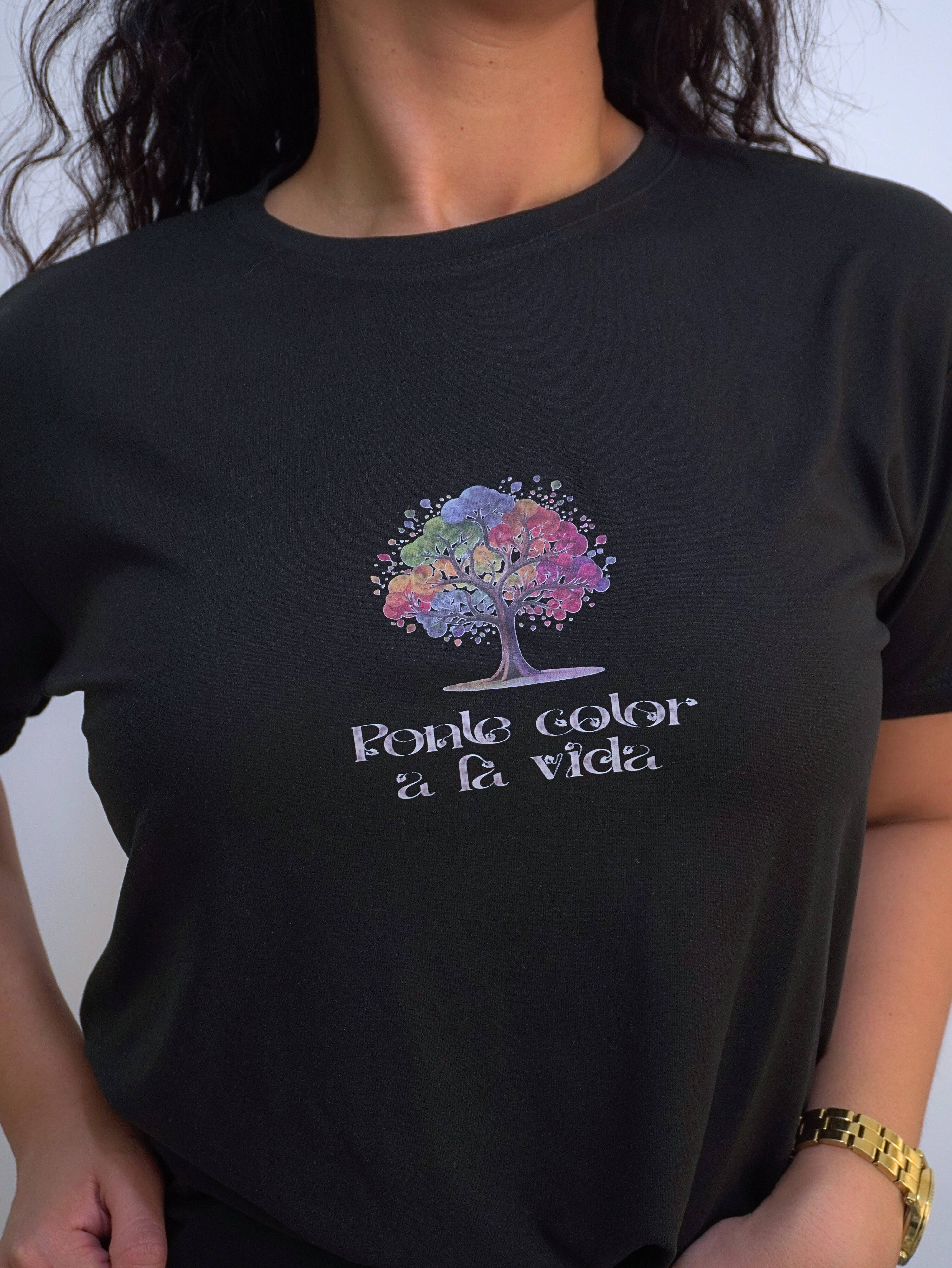 Camiseta negra con diseño colorido