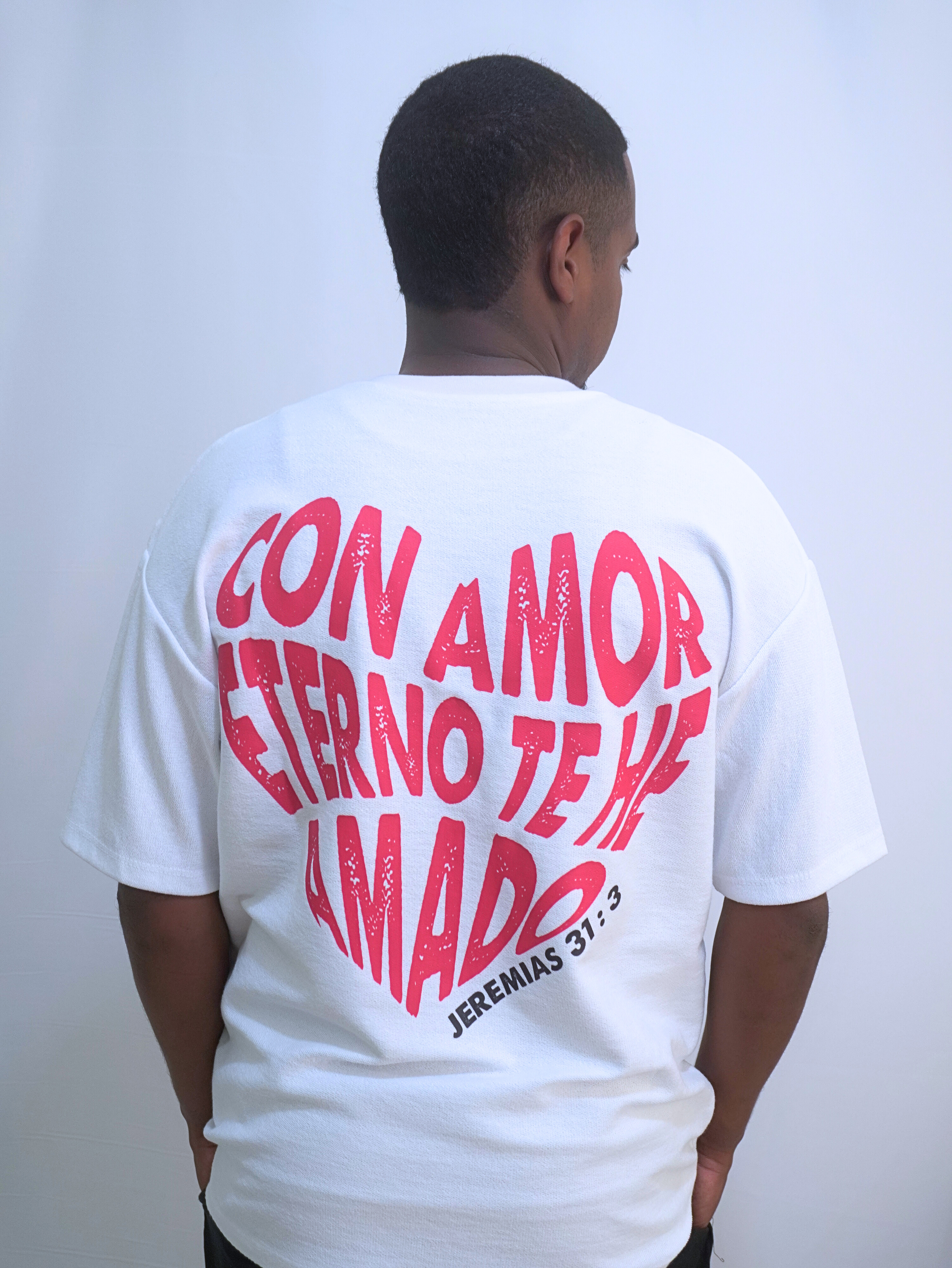 Camiseta blanca con diseño de corazón