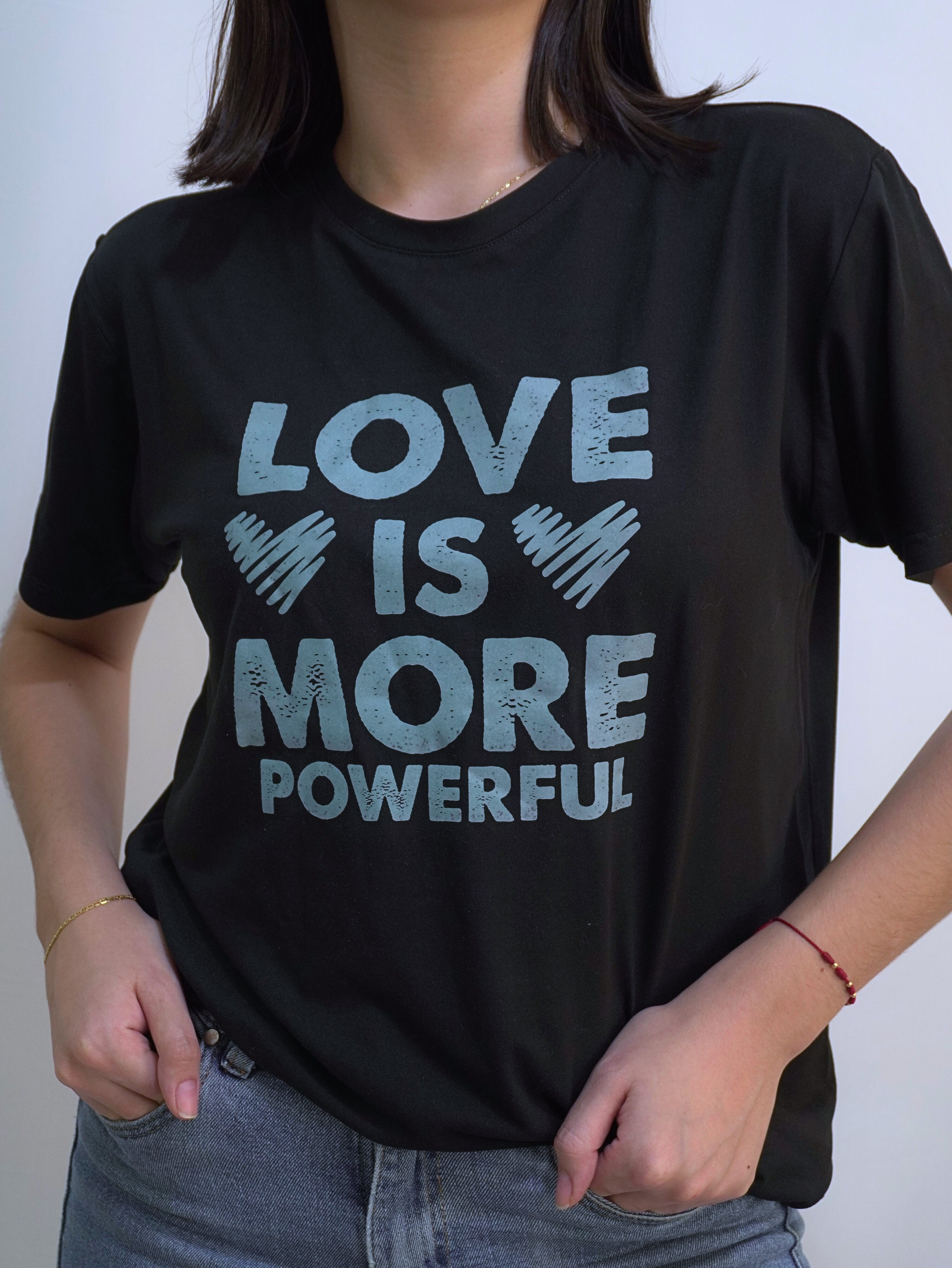 Camiseta negra con mensaje positivo