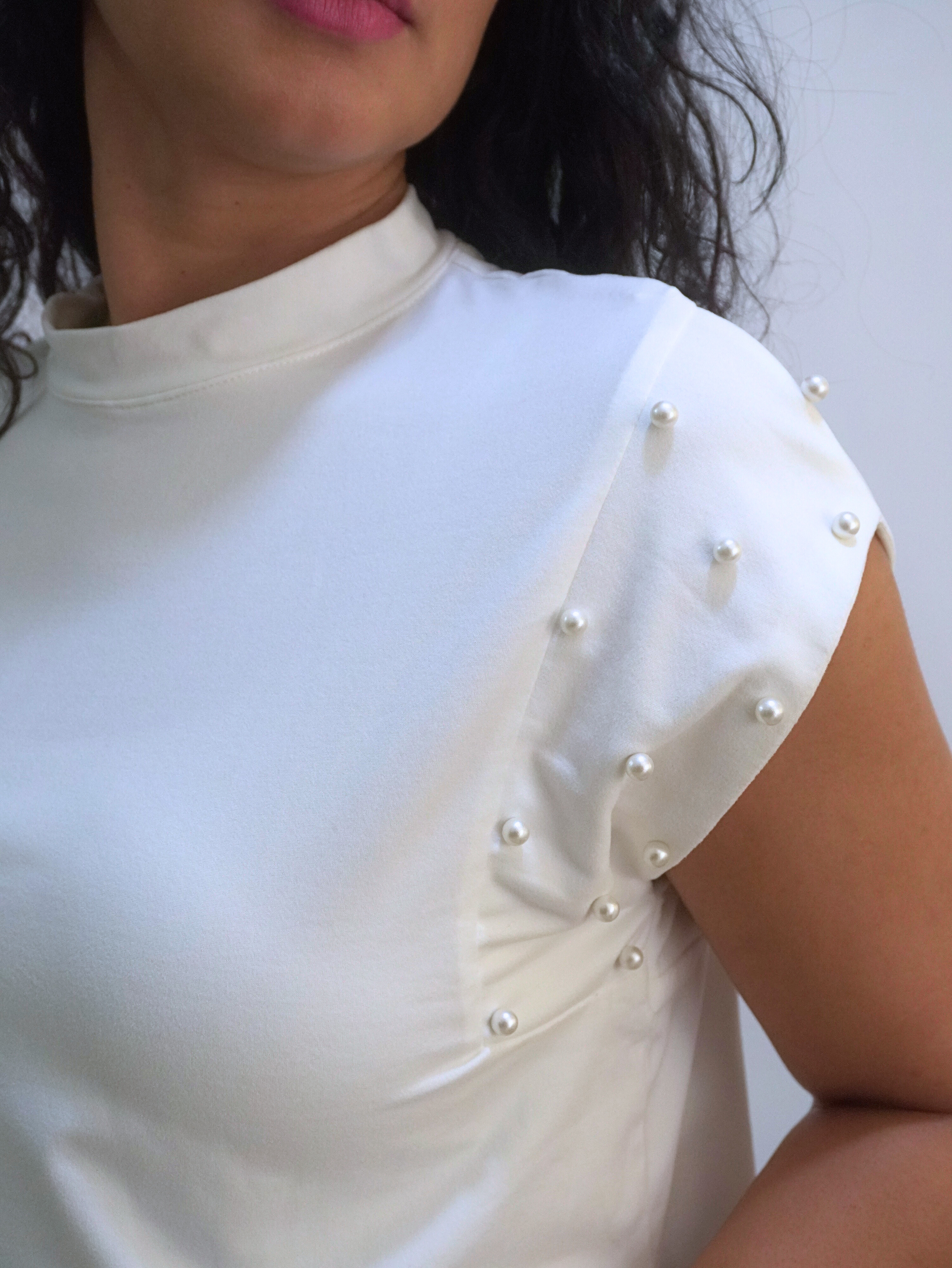 Blusa blanca de manga perlas