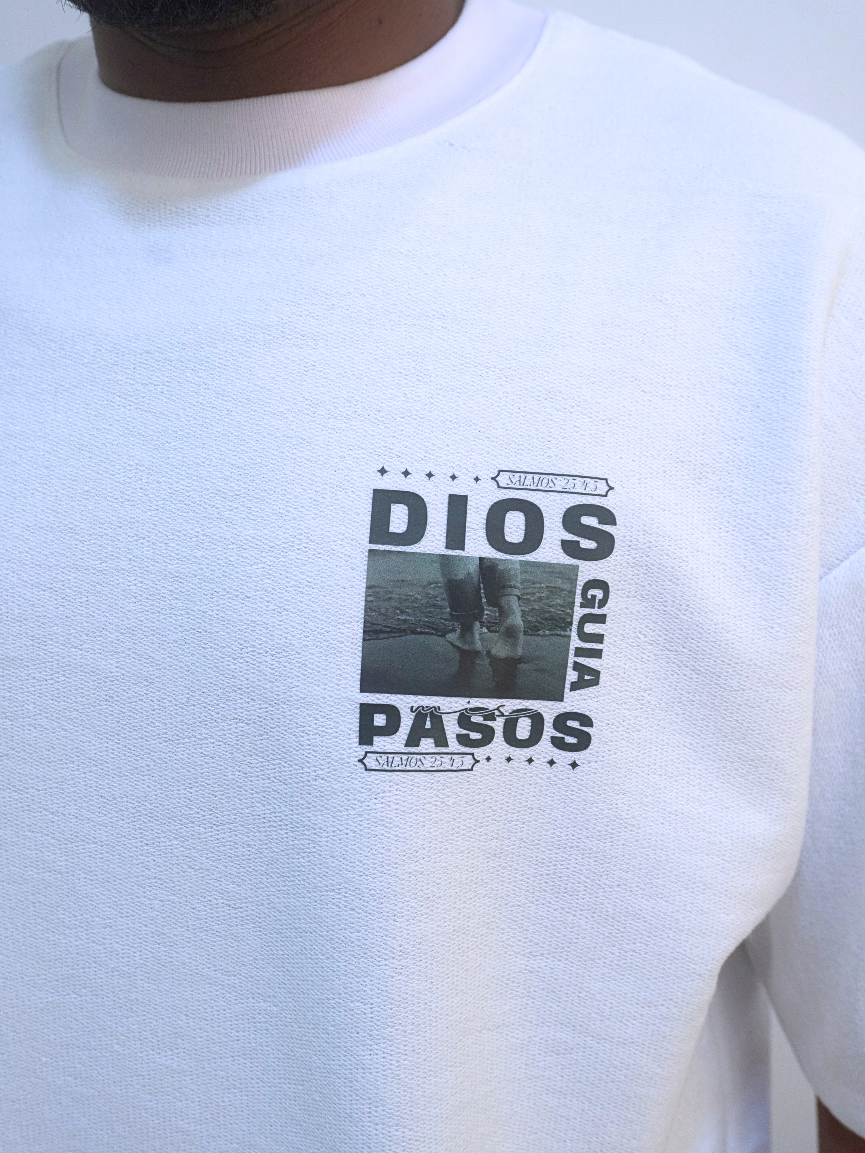 Camiseta blanca con mensaje inspirador