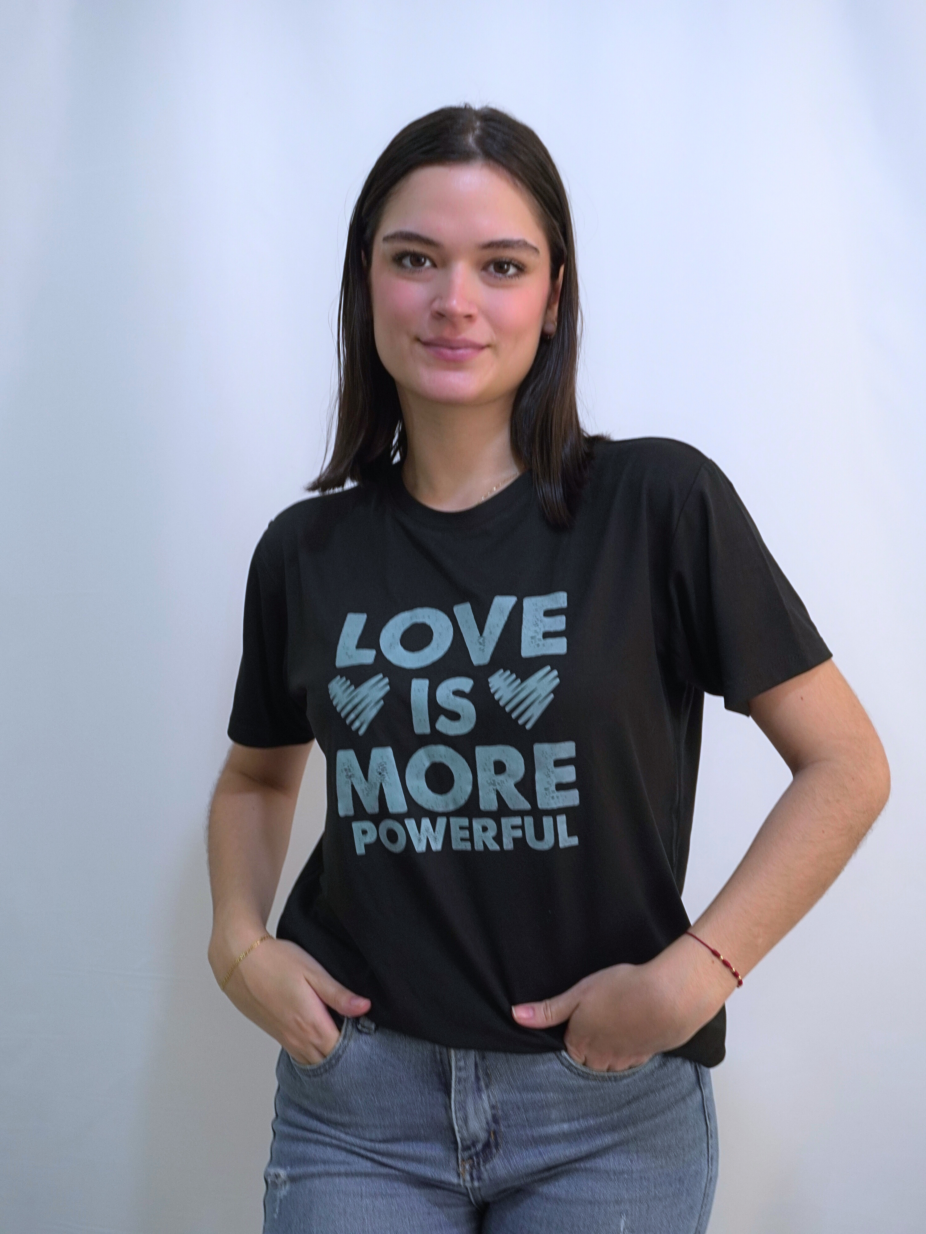 Camiseta negra con mensaje positivo