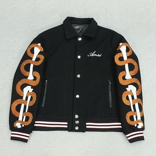 Svart jacka med ormmönster