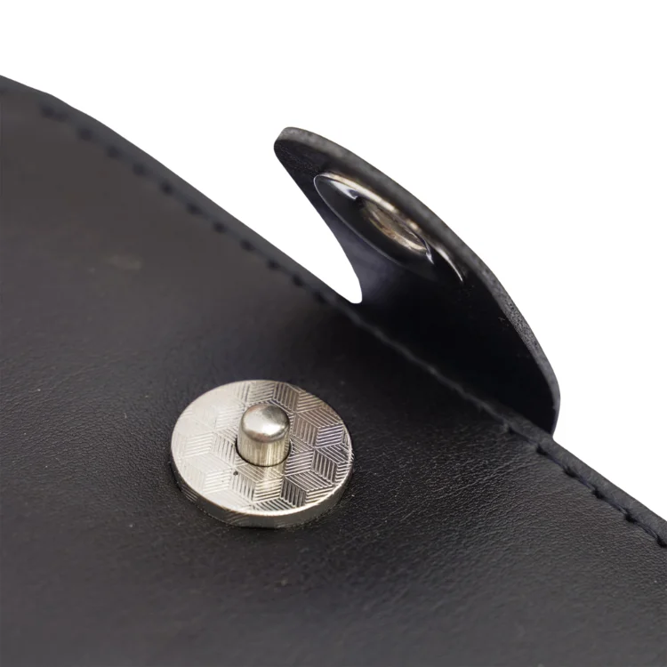 Modenzo: Magnetic Button Wallet
