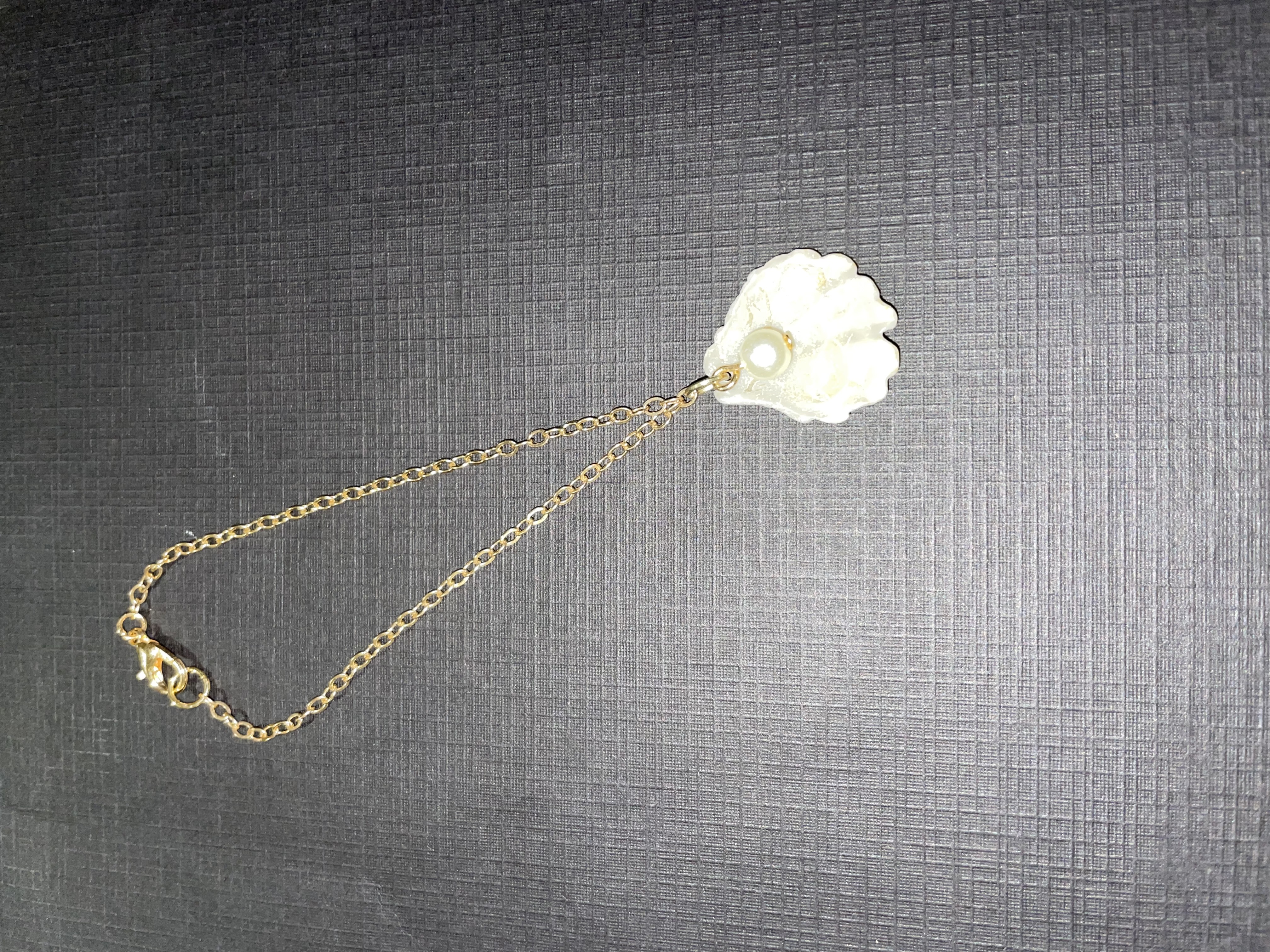 Pearl Shell Pendant Bracelet
