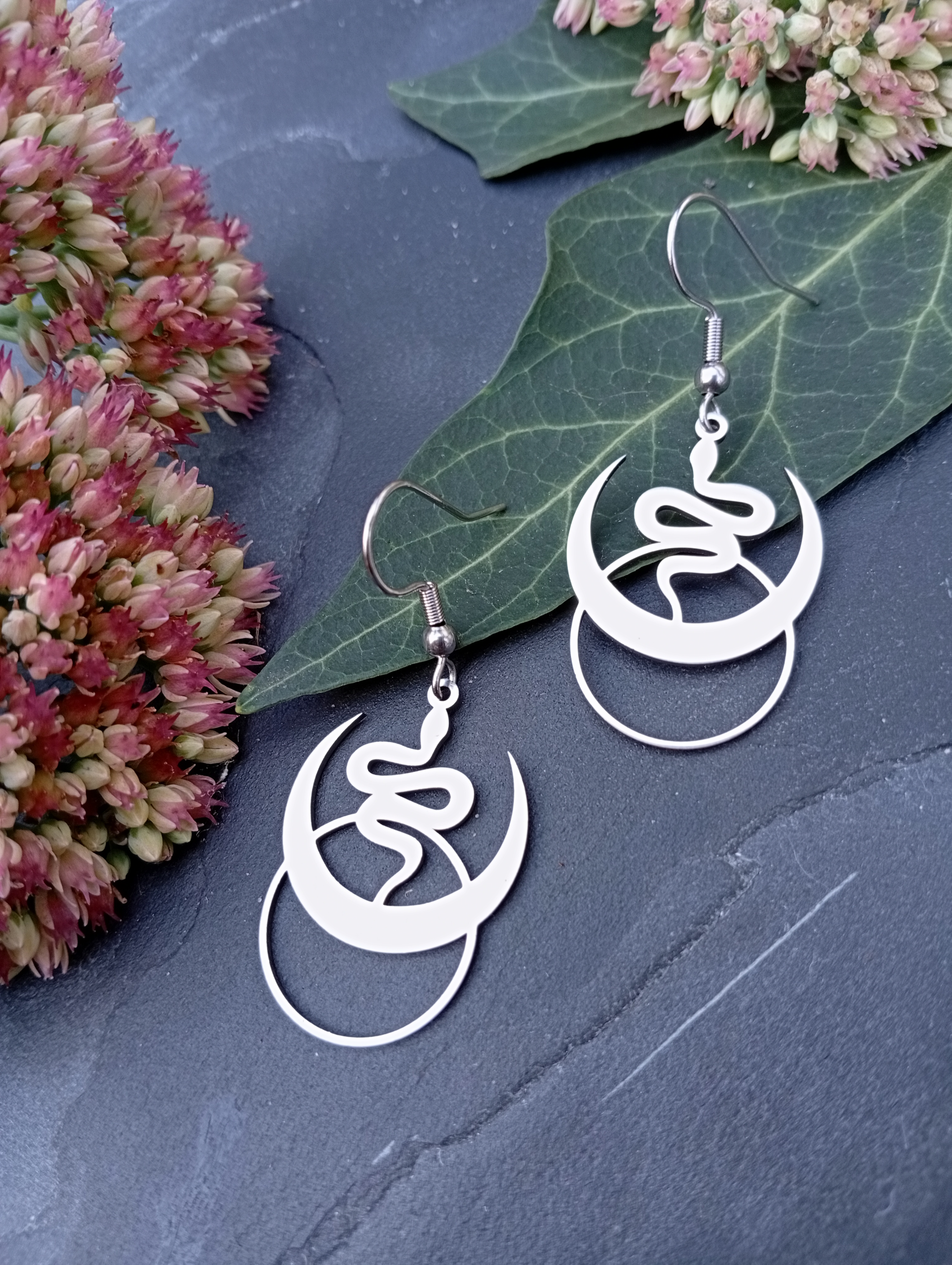 Silberne Ohrringe mit Schlangen- und Mondmotiv