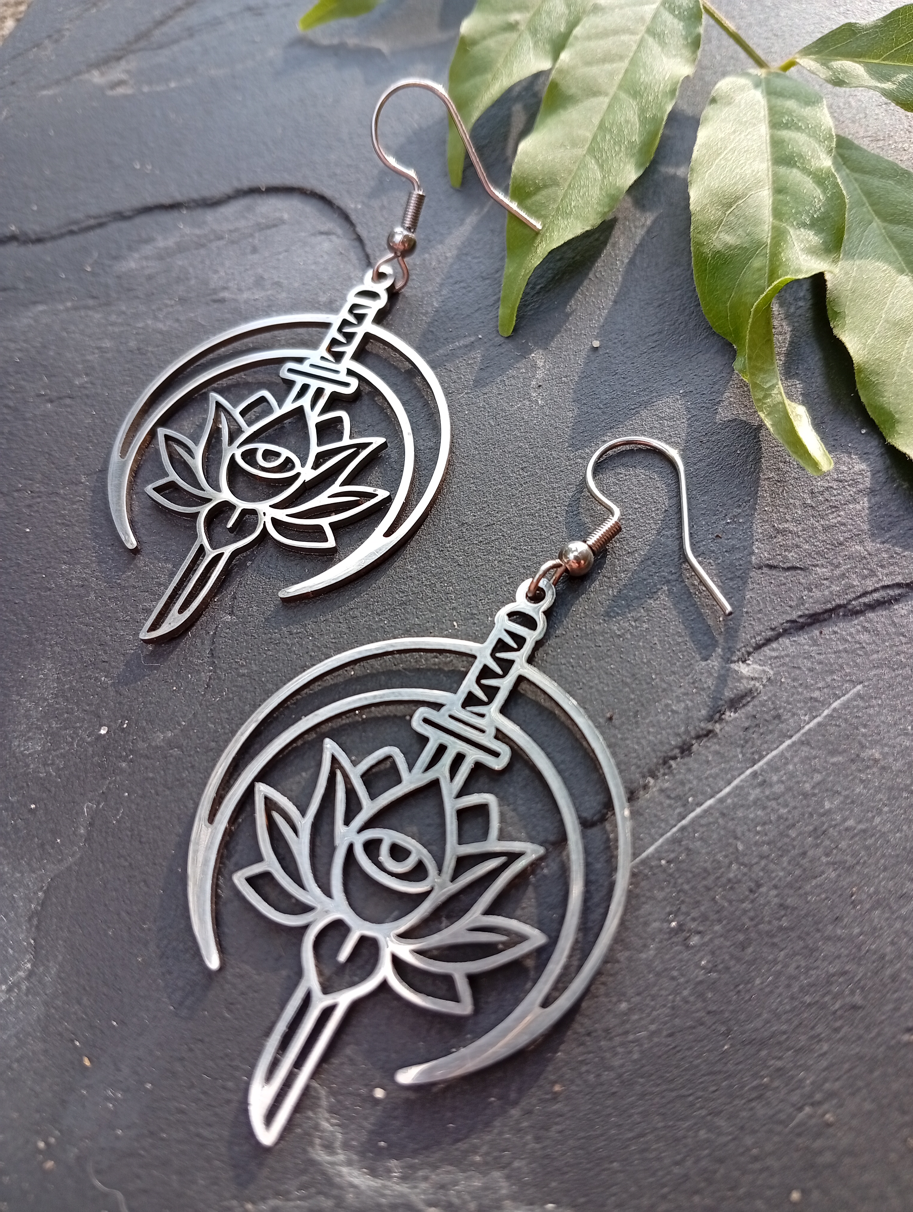 Edelstahl-Ohrringe Lotus und Schwert