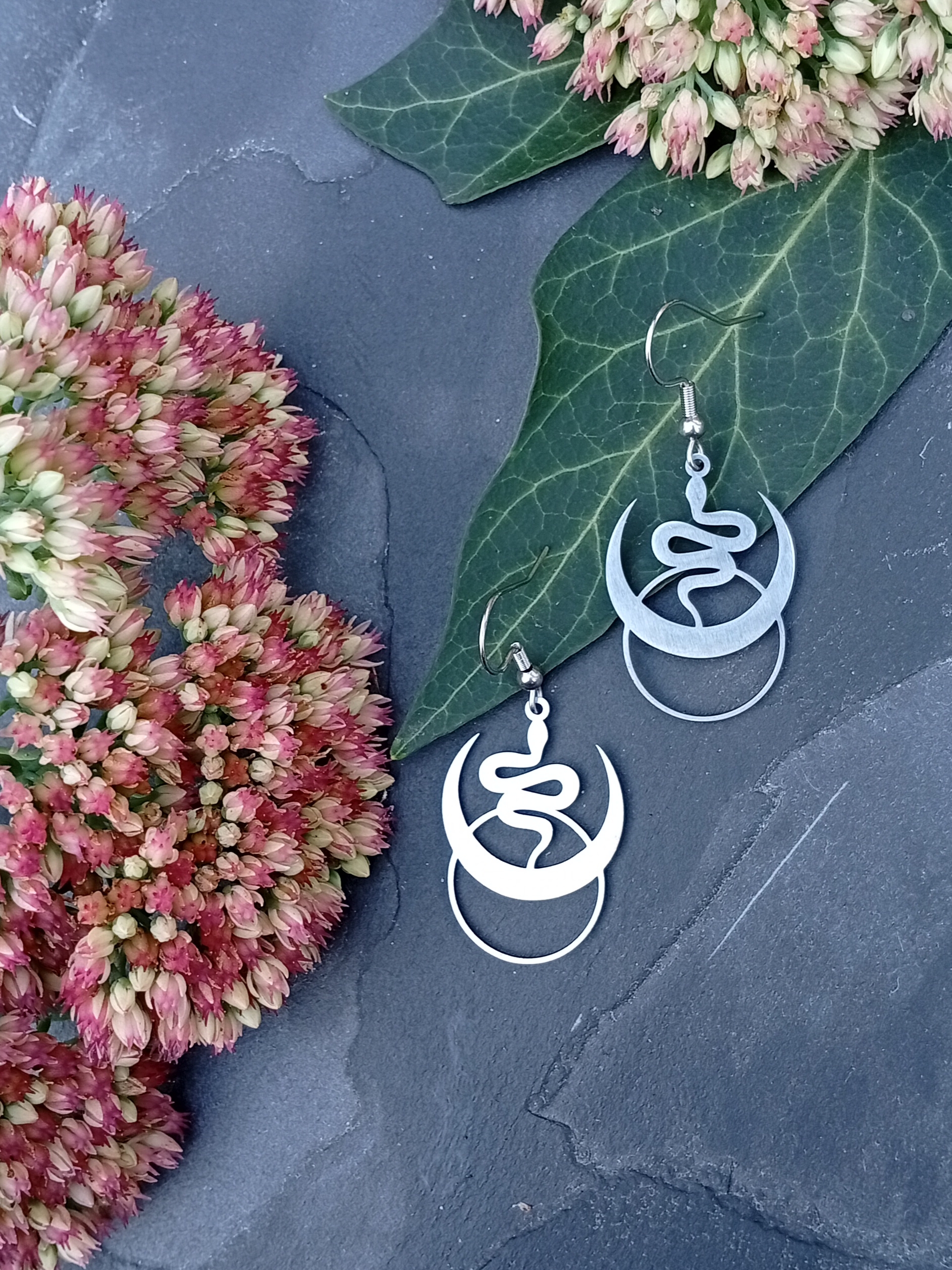 Silberne Ohrringe mit Schlangen- und Mondmotiv