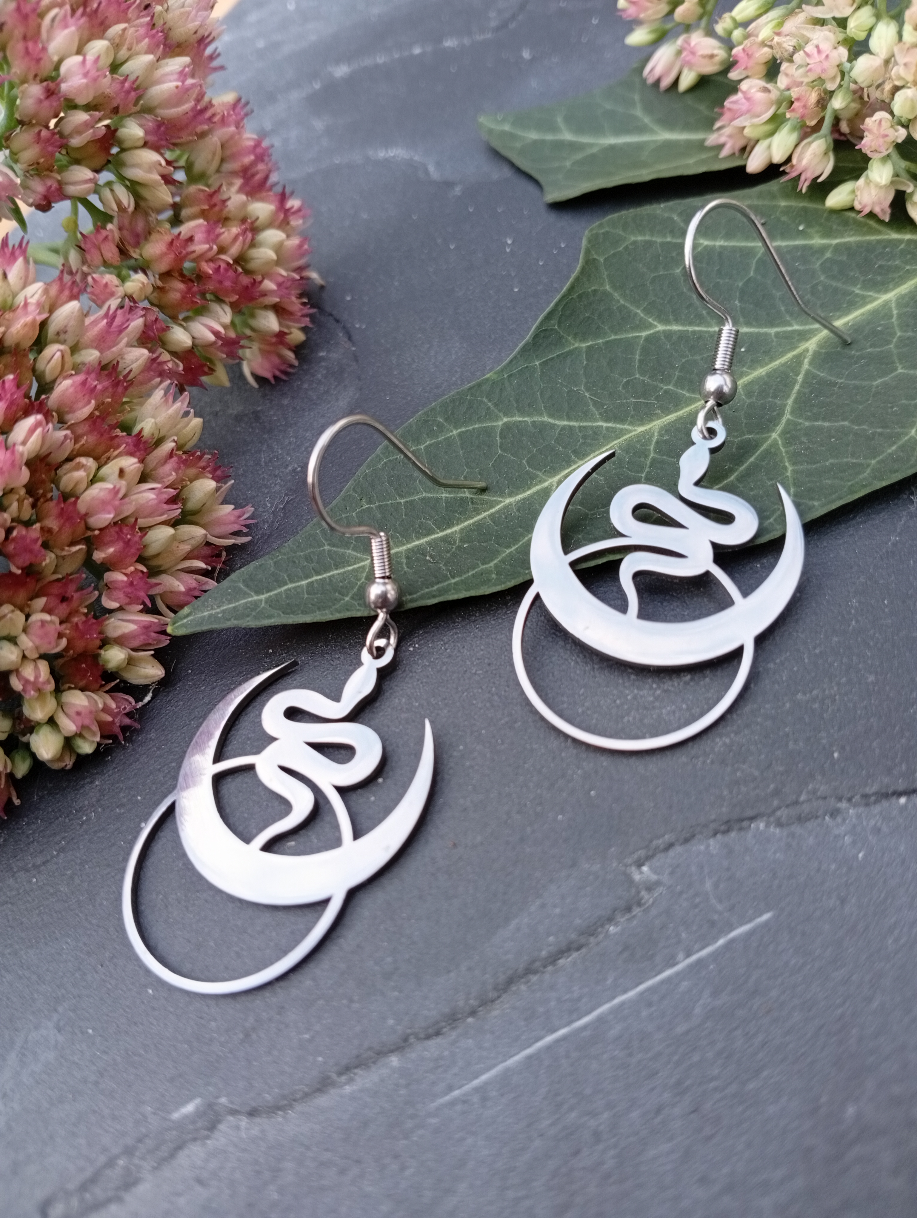 Silberne Ohrringe mit Schlangen- und Mondmotiv