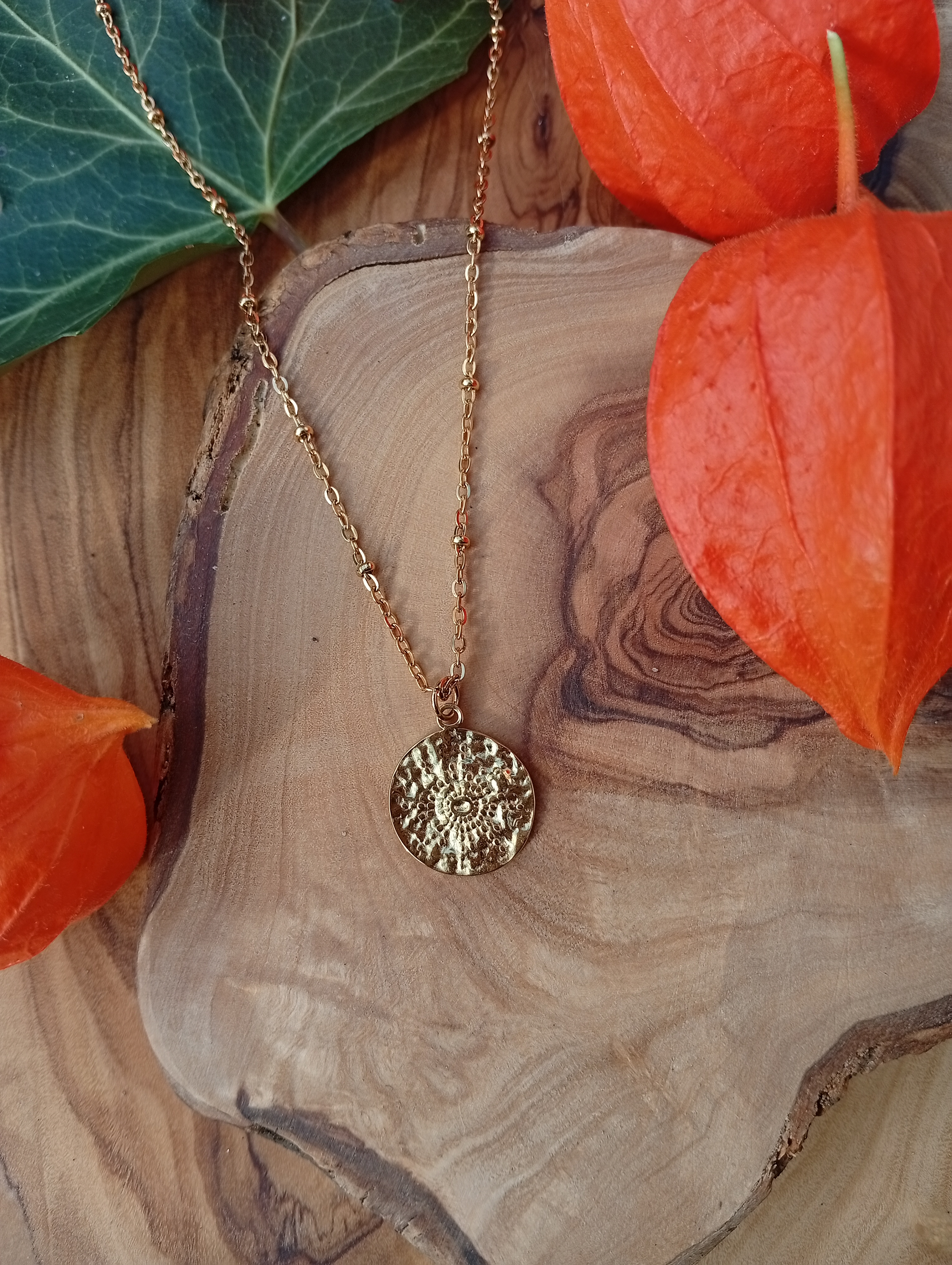 Goldene Medaillon-Halskette