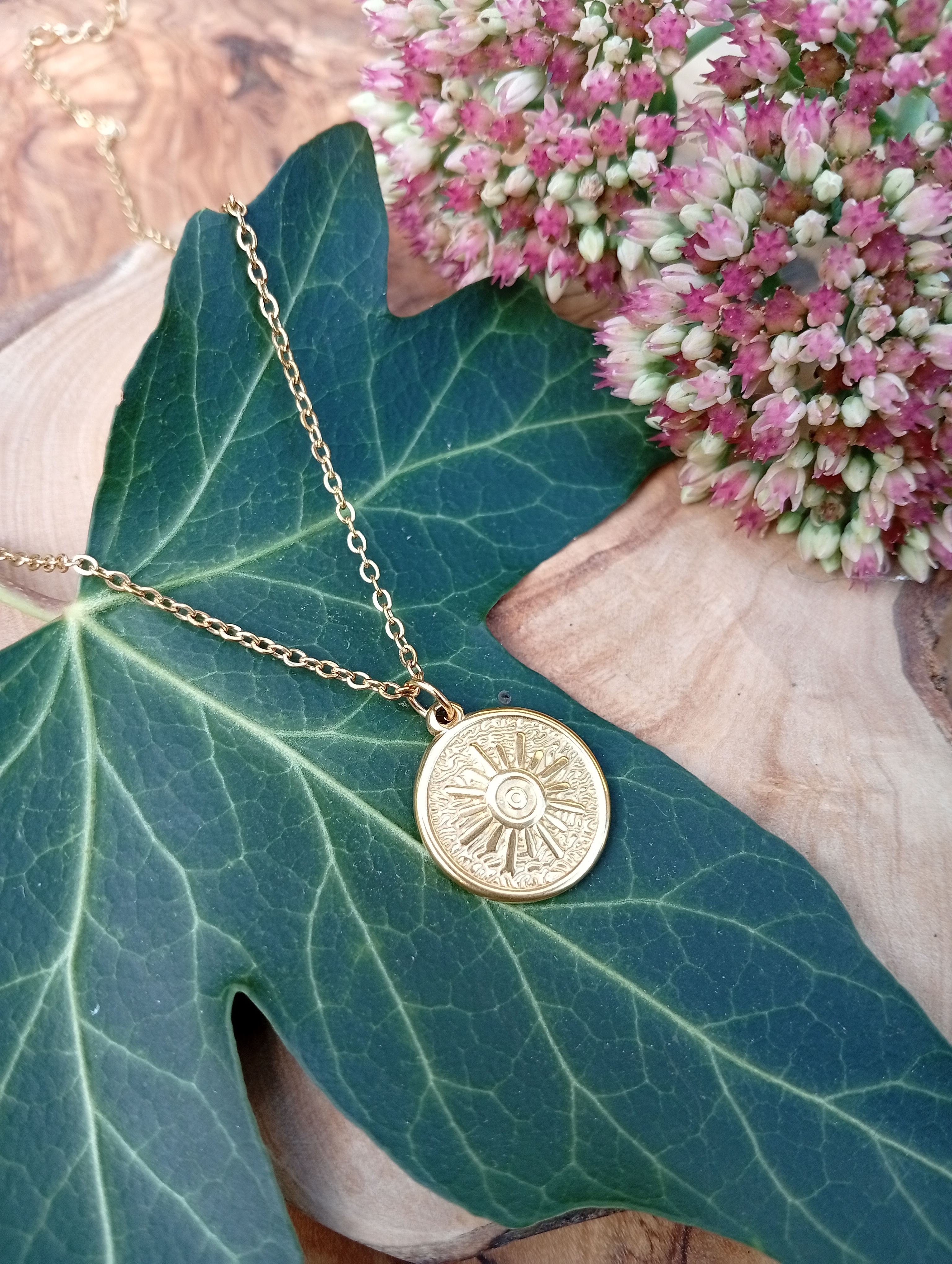 Goldene Halskette mit Sonnenanhänger