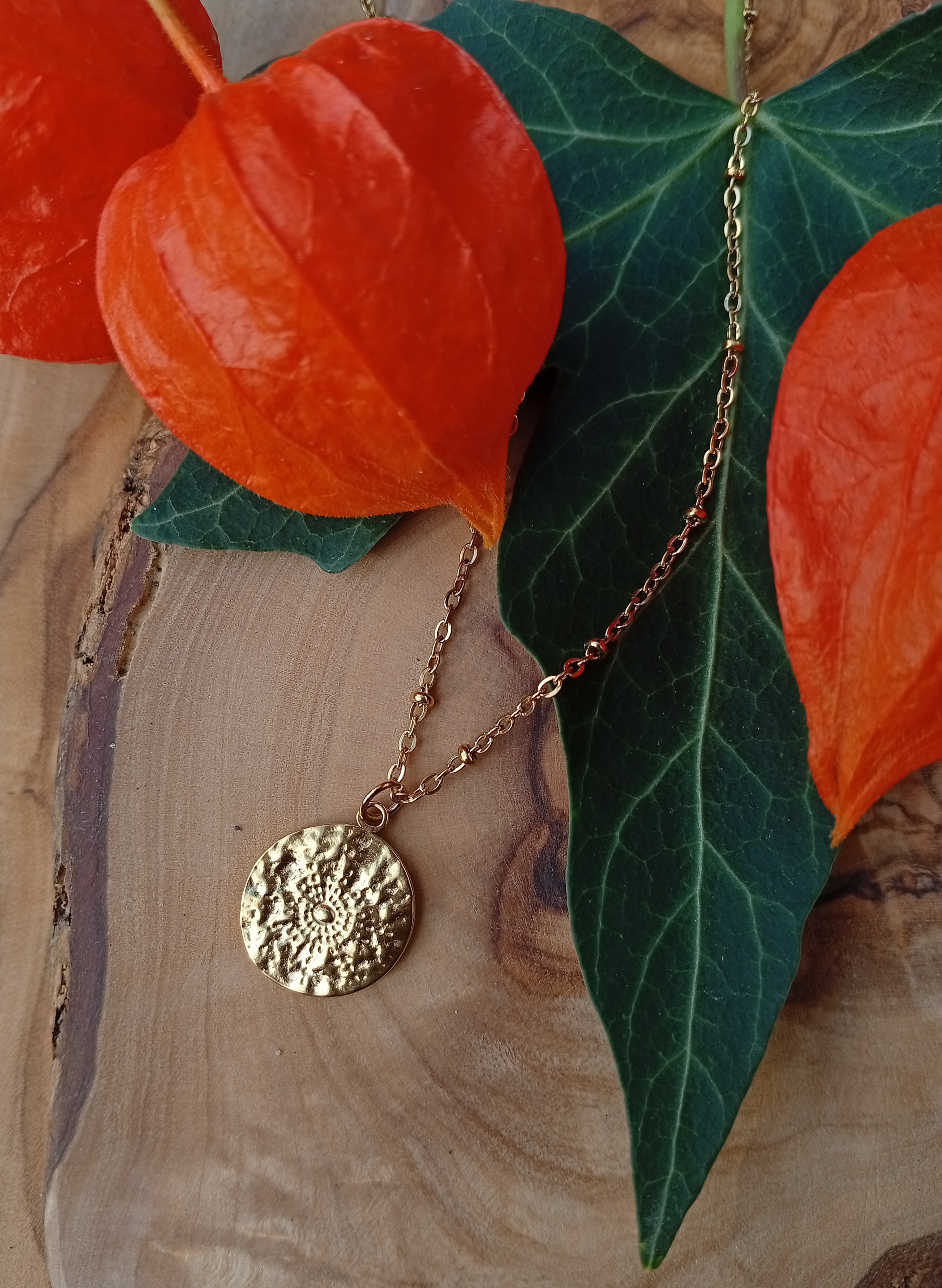 Goldene Medaillon-Halskette