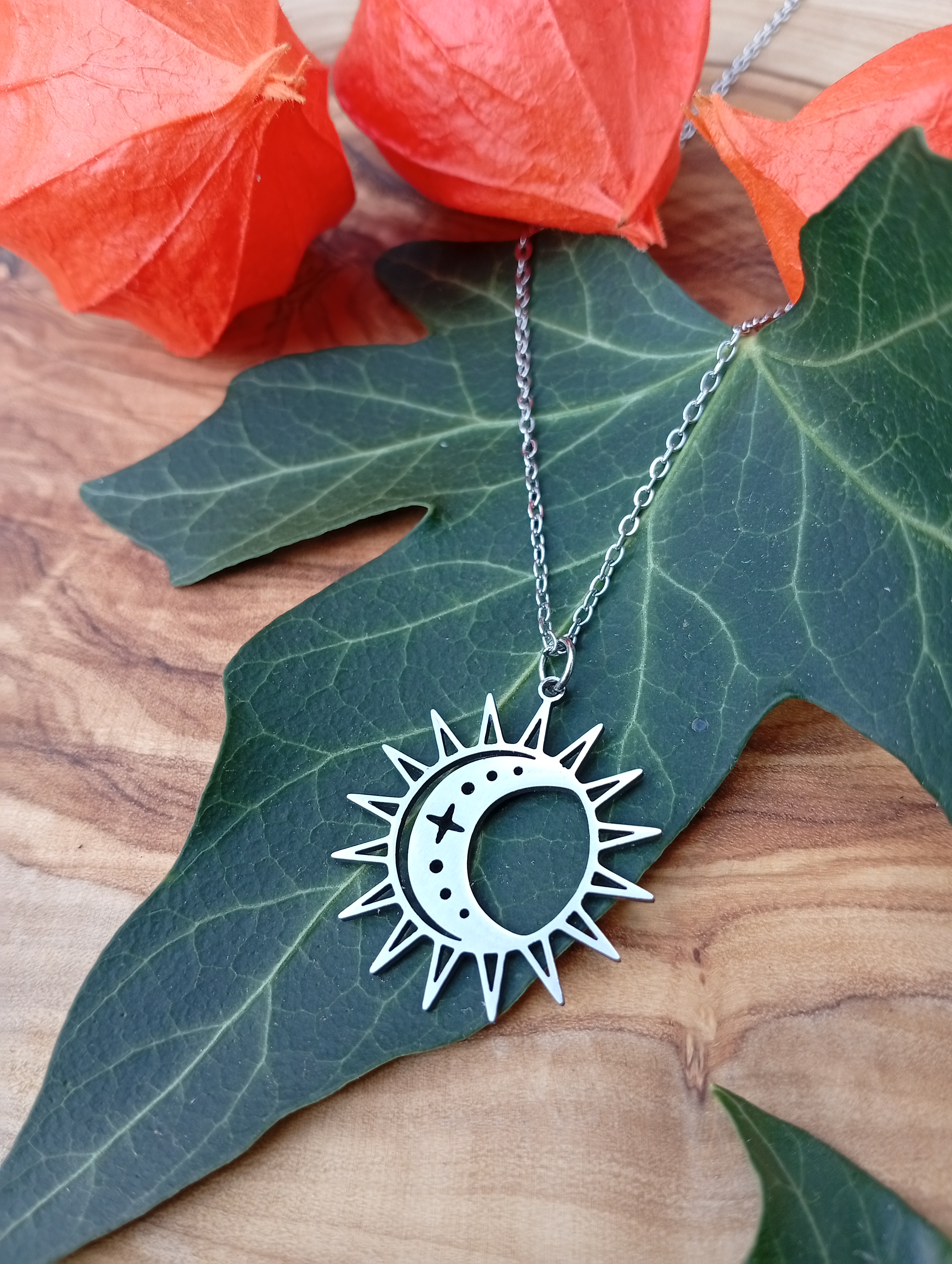 Silberne Sonnen- und Mond-Halskette