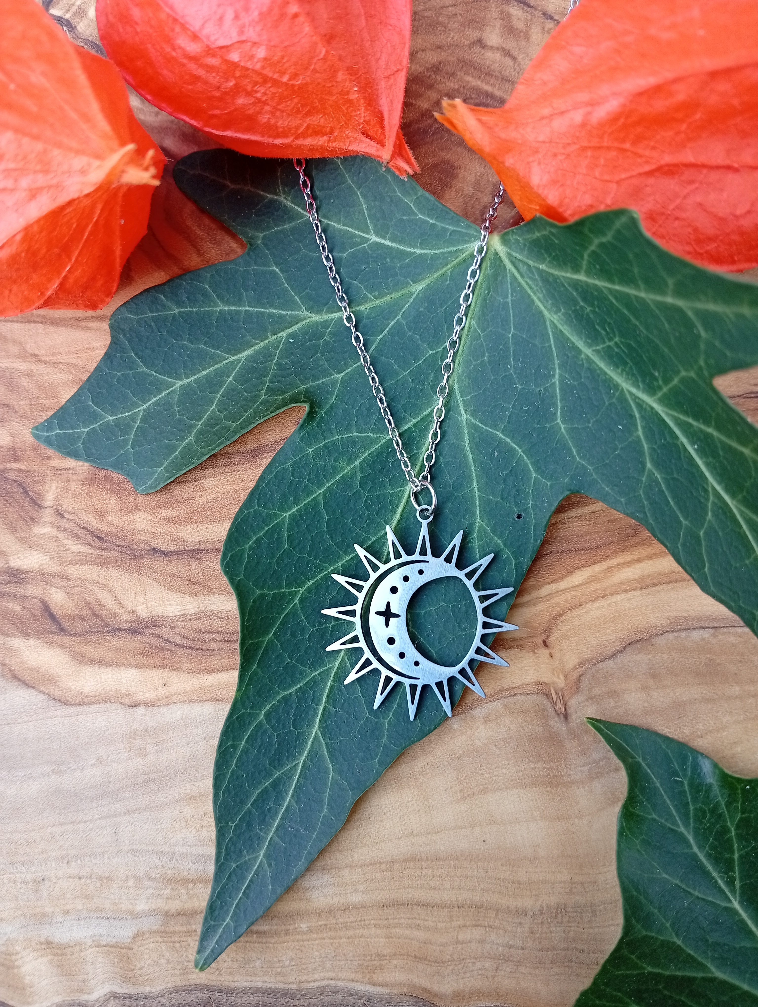 Silberne Sonnen- und Mond-Halskette