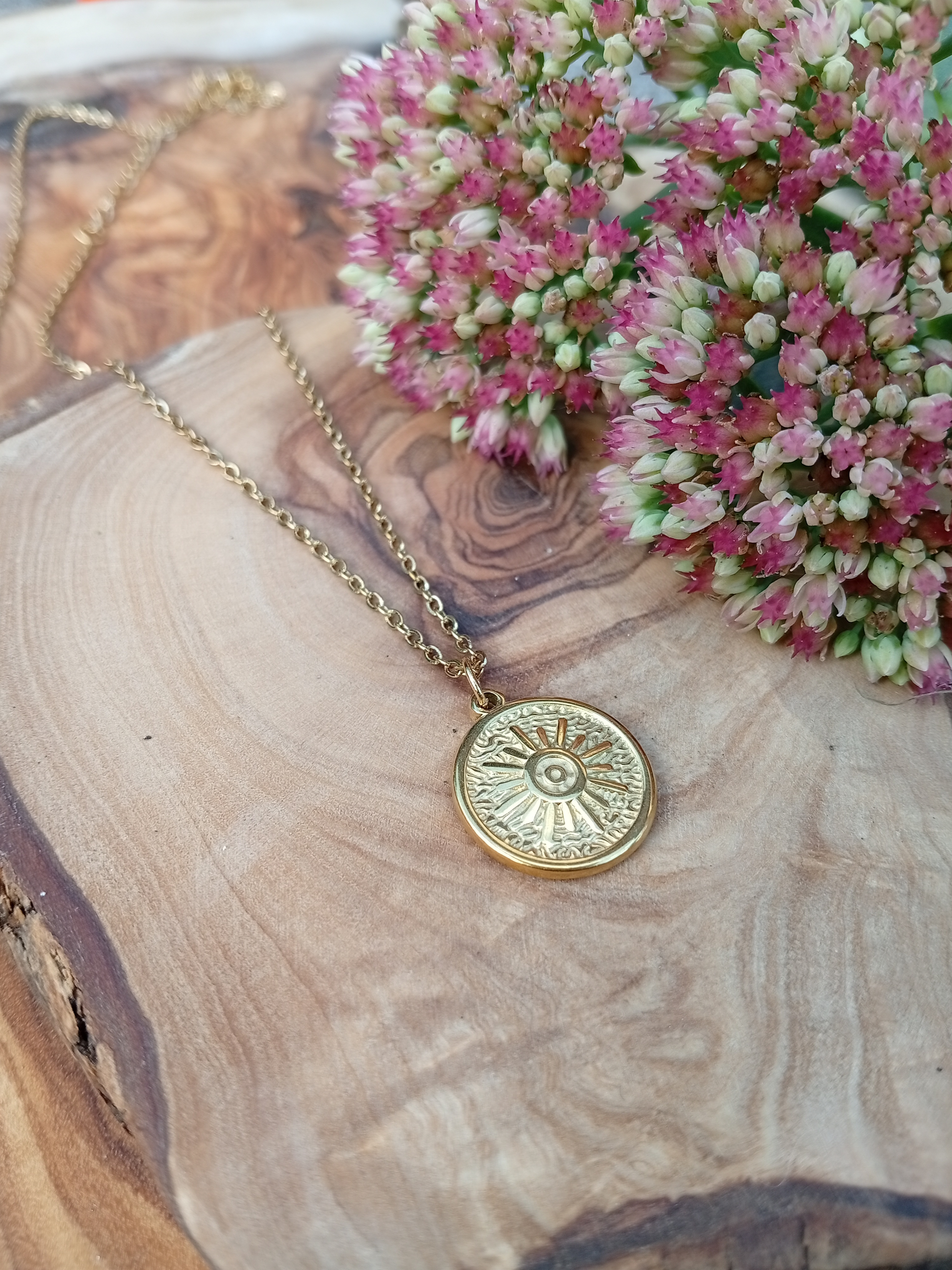 Goldene Halskette mit Sonnenanhänger