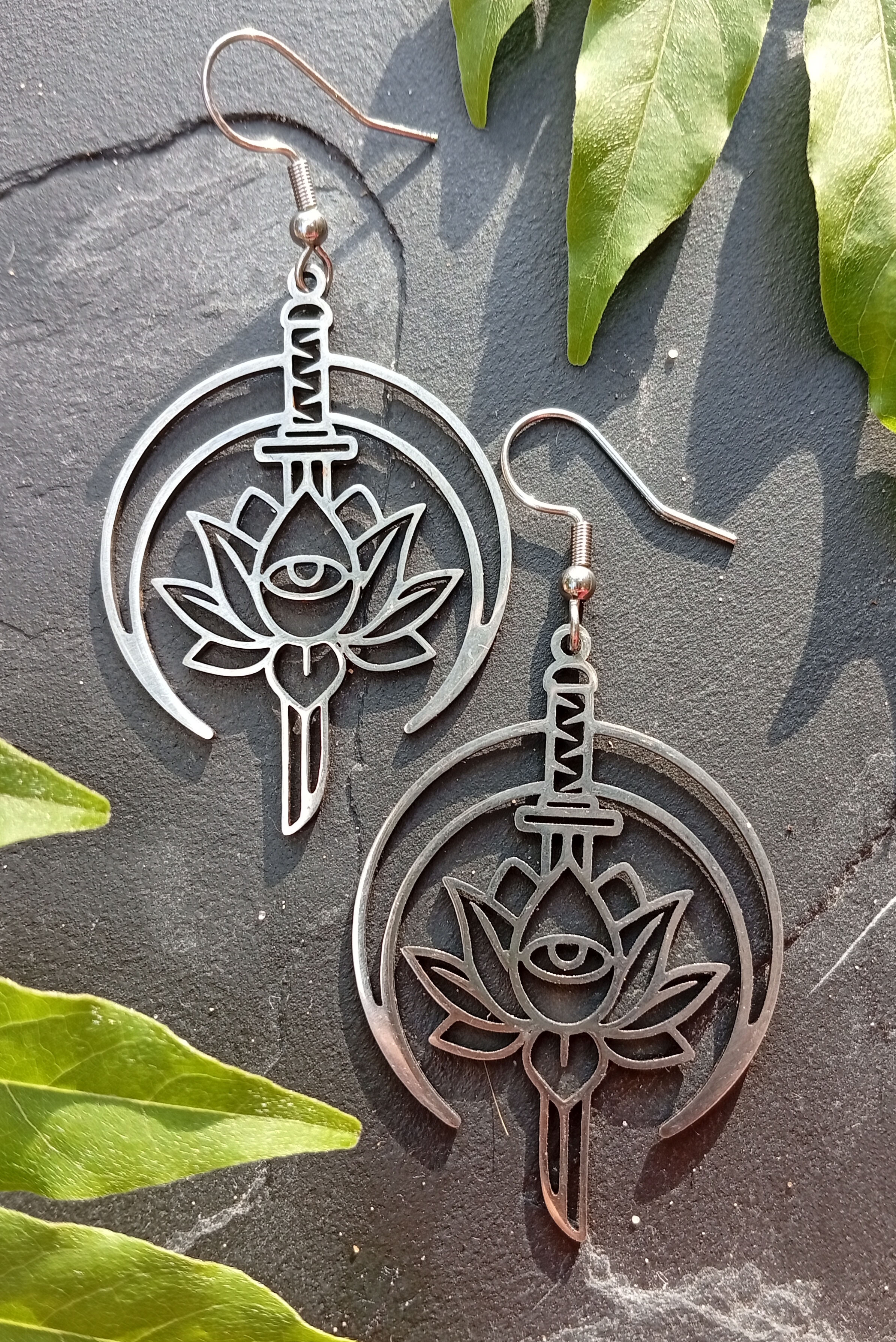 Edelstahl-Ohrringe Lotus und Schwert