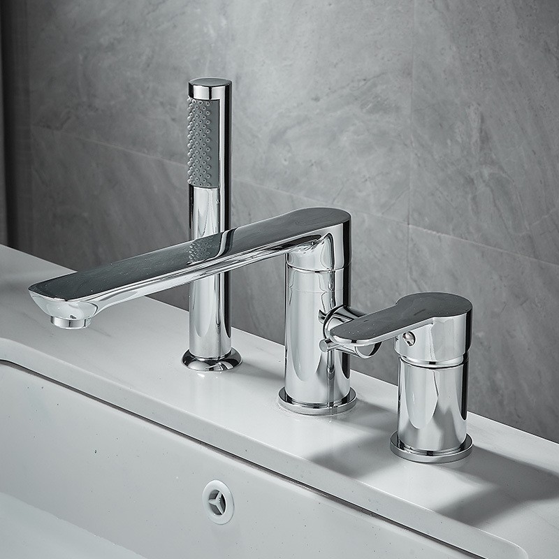 Chrome bathtub faucet