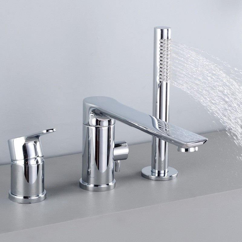 Chrome bathtub faucet
