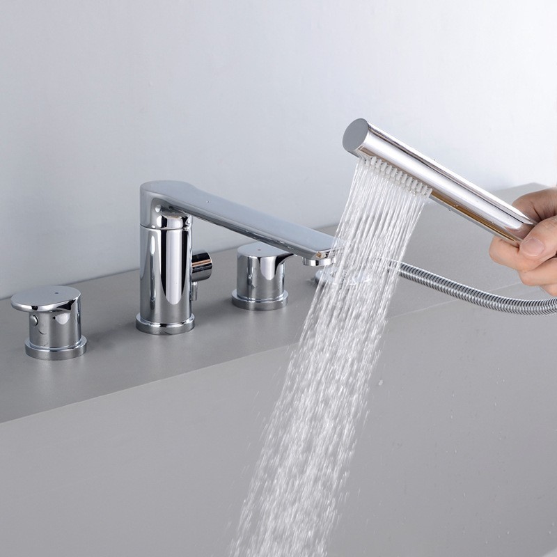 Chrome bathtub faucet
