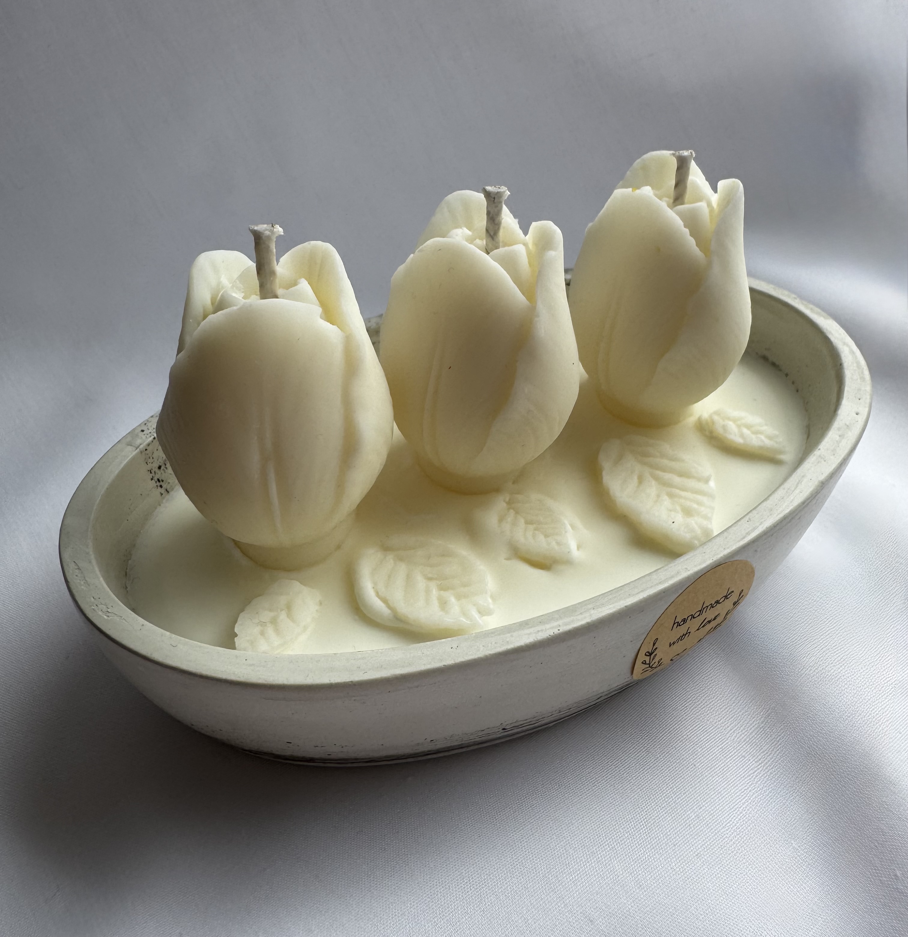 Žvakė su tulpėmis