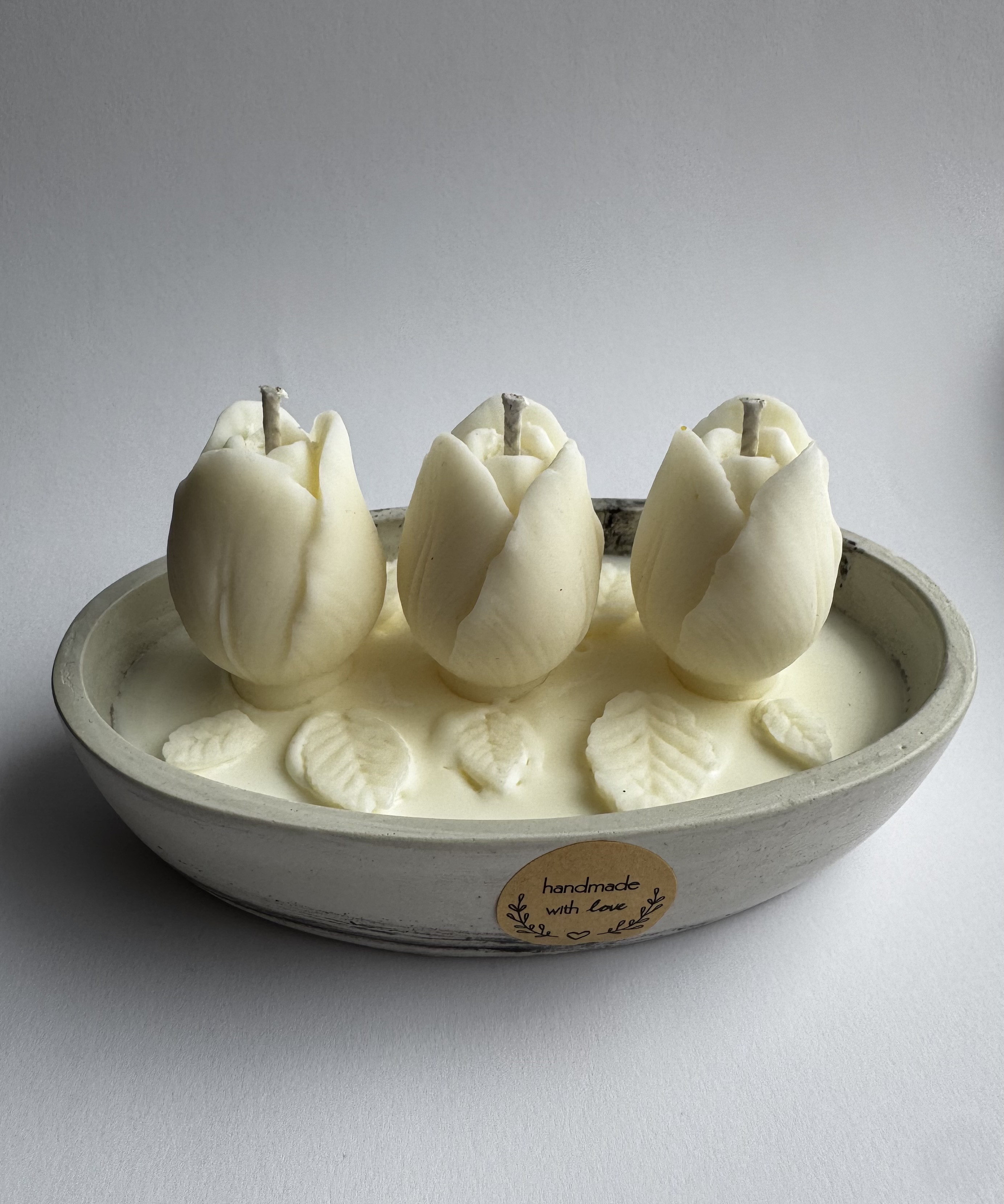 Žvakė su tulpėmis