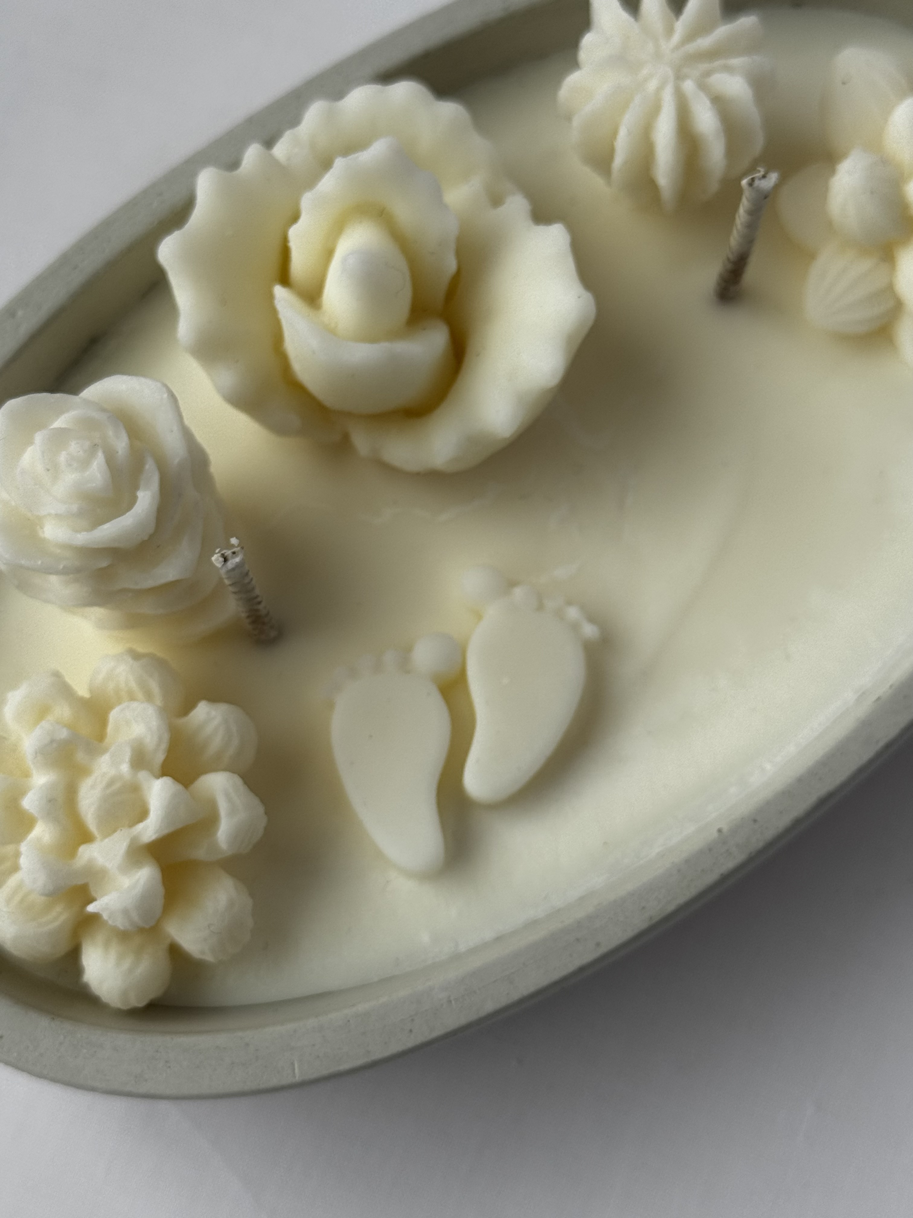 Žvakės su pėdutėmis