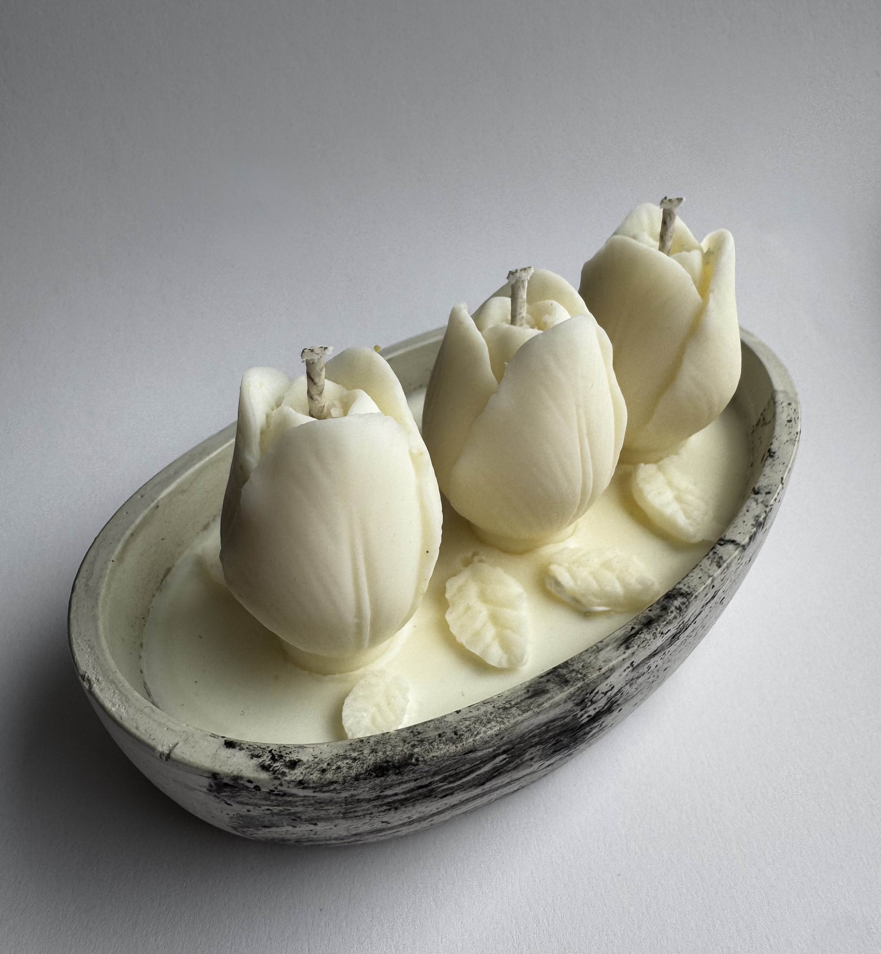 Žvakė su tulpėmis