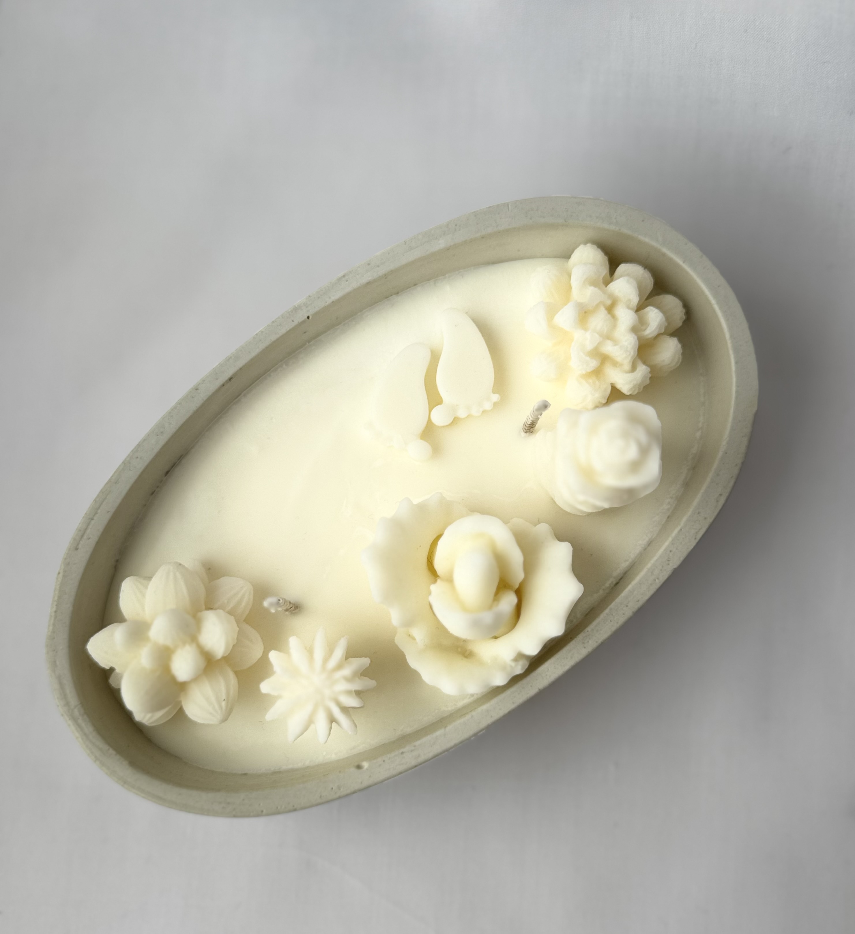 Žvakės su pėdutėmis