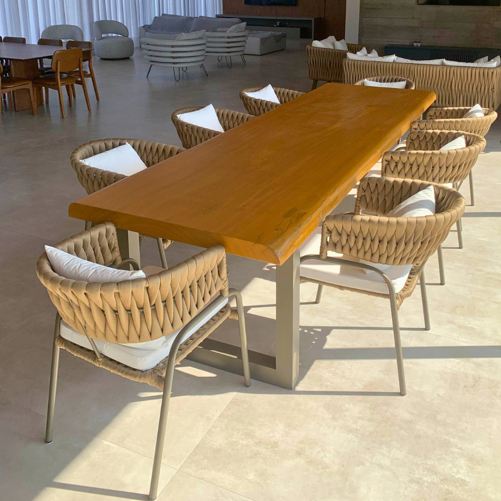 Mesa de jantar de madeira maciça Alpha