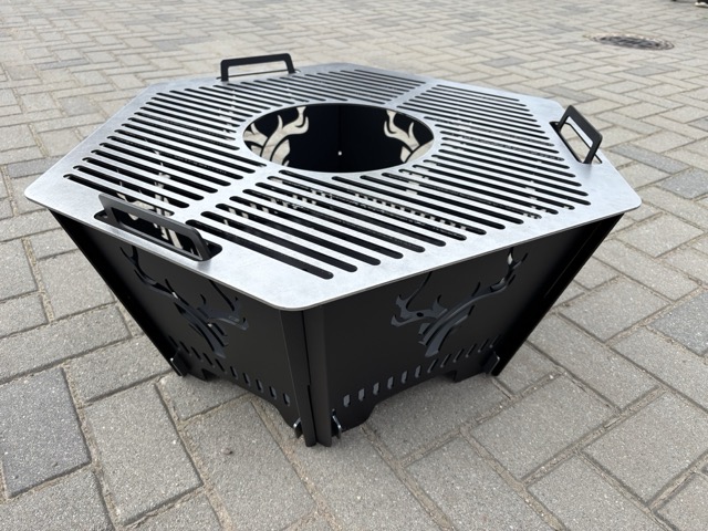 Faltbare Feuerstelle mit Grill „Iron Deer“