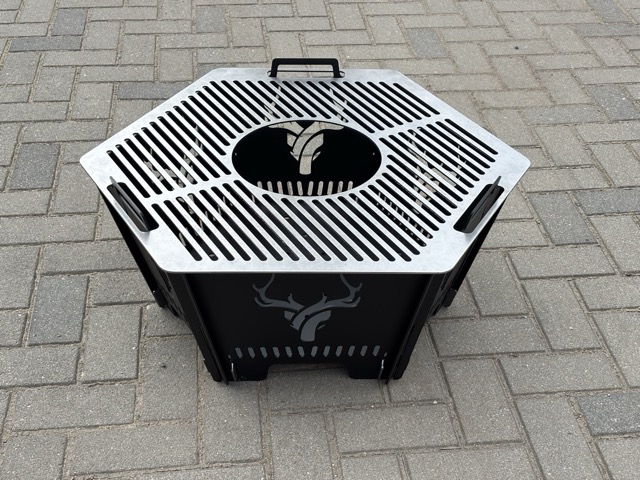 Faltbare Feuerstelle mit Grill „Iron Deer“