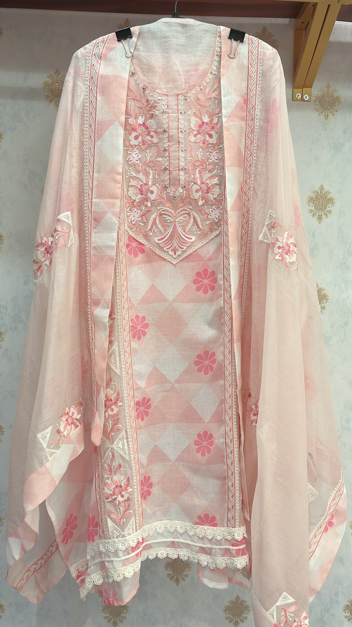 Elegant Pink Linen Suit with Thread work